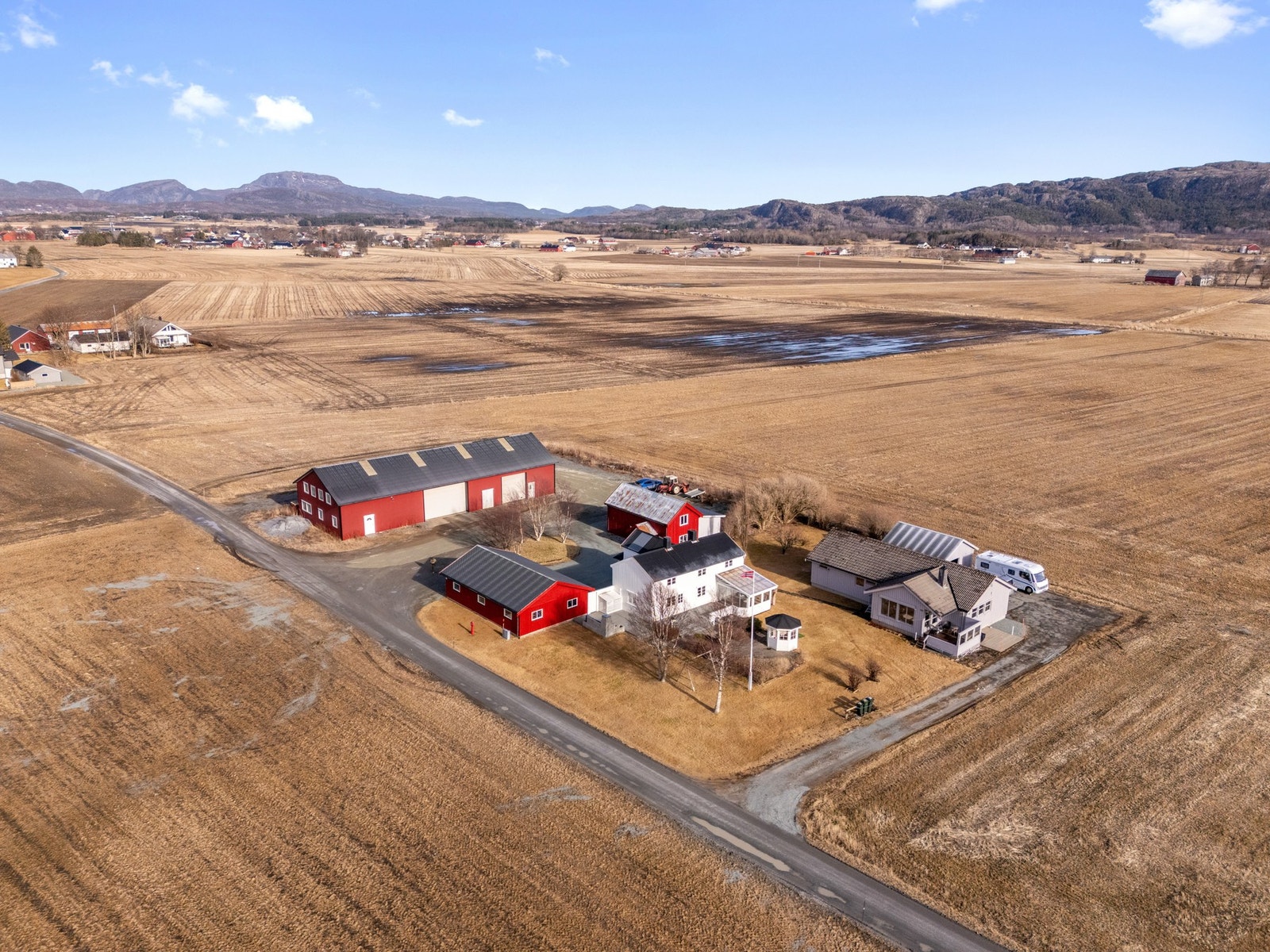 Innholdsrik plass med flere bygninger Galleribilde