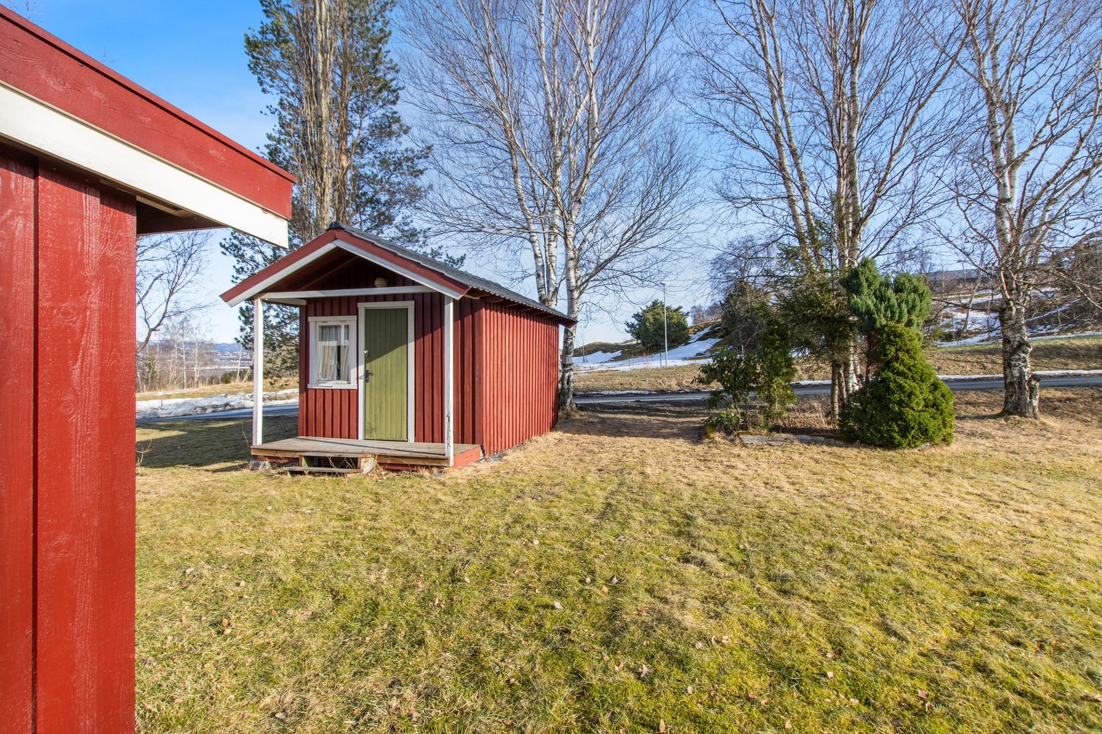 Godt med grøntareal rundt boligen. Galleribilde