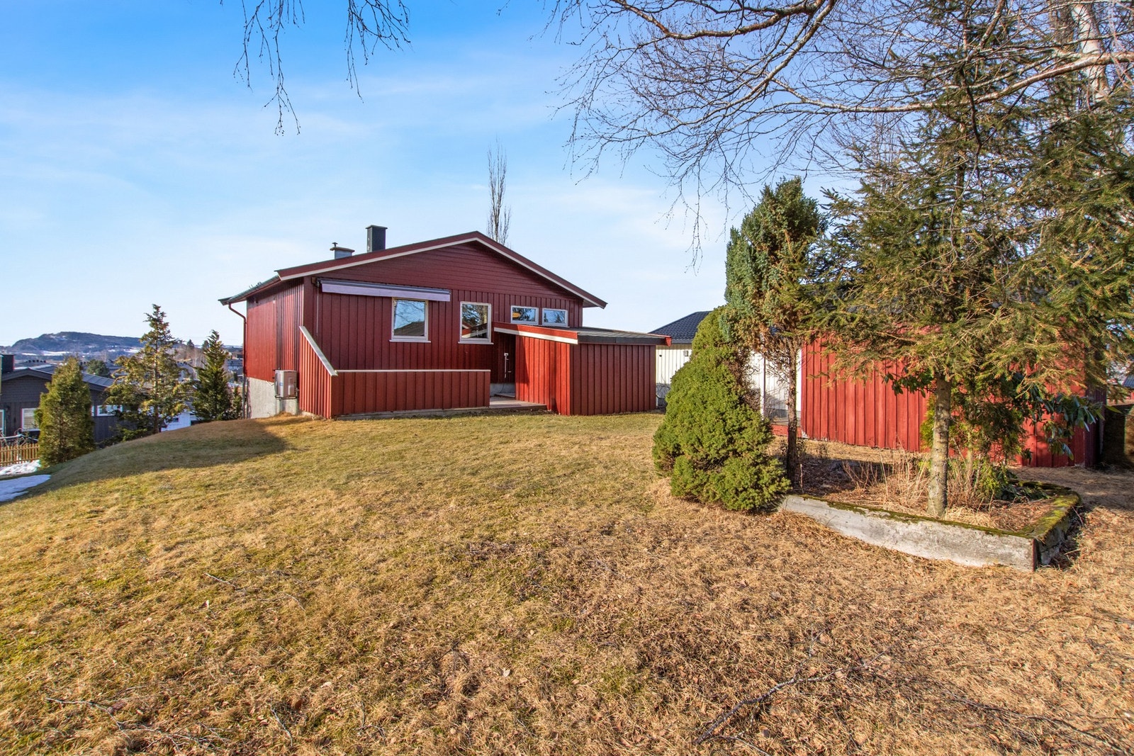 Romslig området på baksiden av huset. Galleribilde