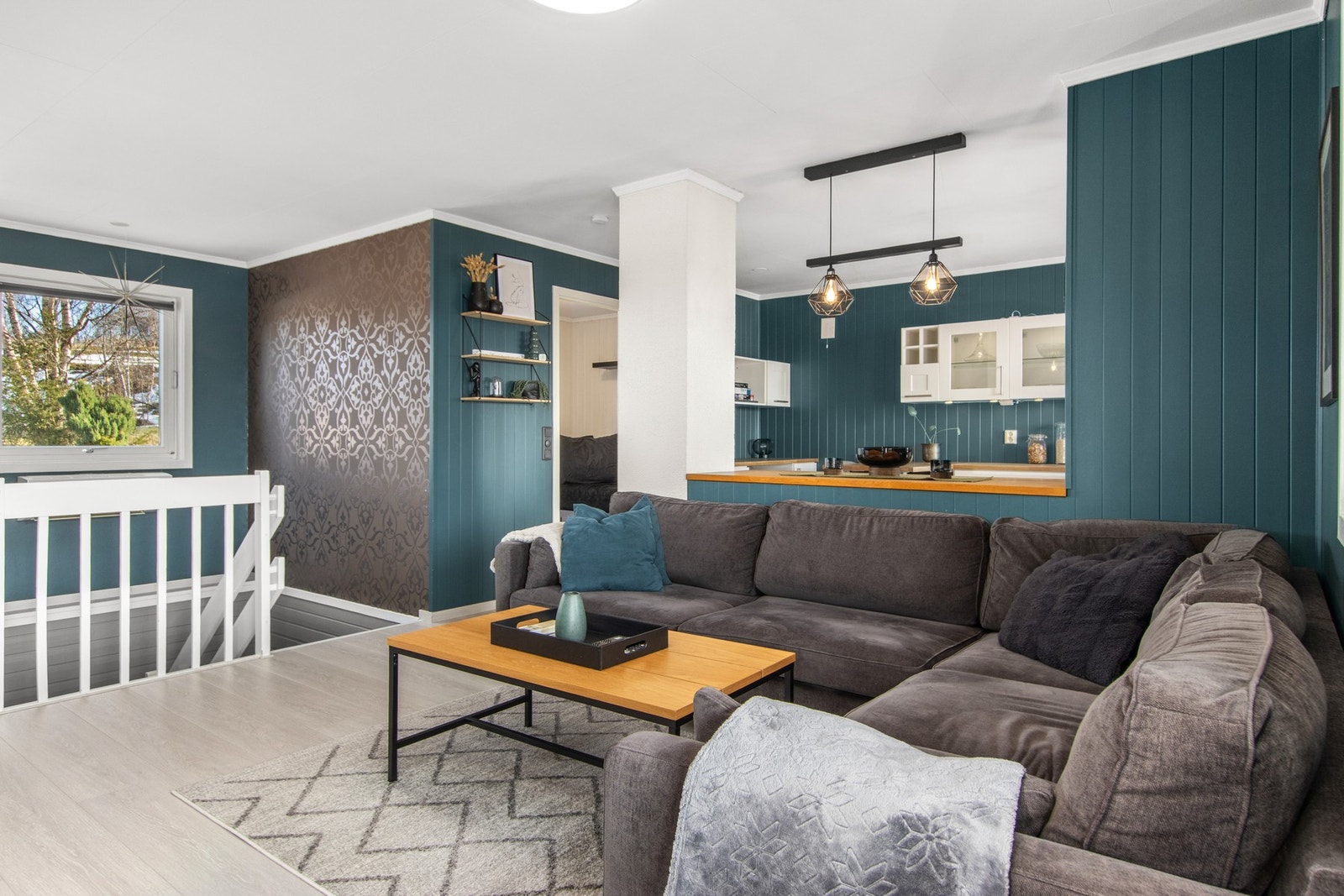 Stue med innsyn til kjøkken - dør til venstre er til et soverom plassert i denne etasjen. Galleribilde