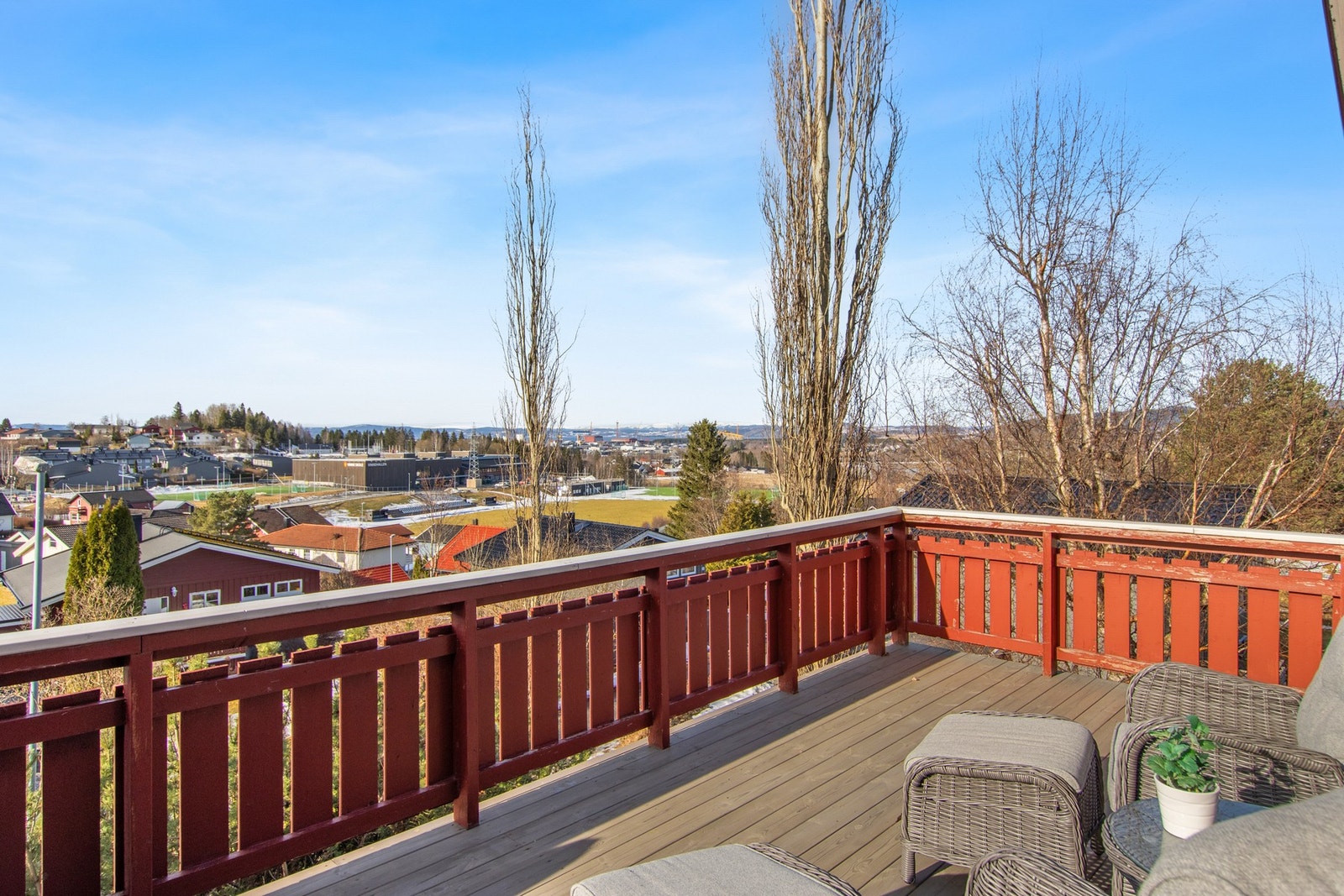 Utgang til en svært solrik og flott beliggende veranda. Galleribilde