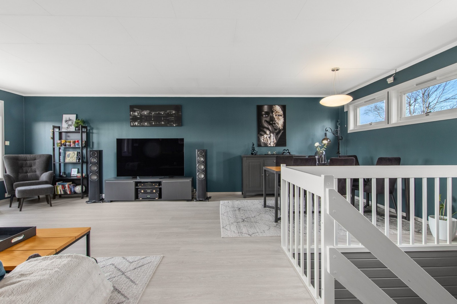 Stue med god plass til spisebord Galleribilde