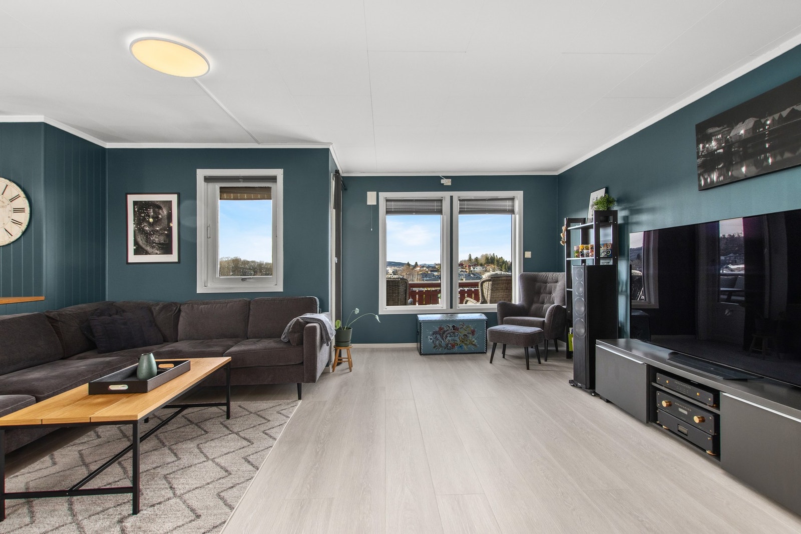 Oppusset stue med utgang til veranda på framsiden. Galleribilde