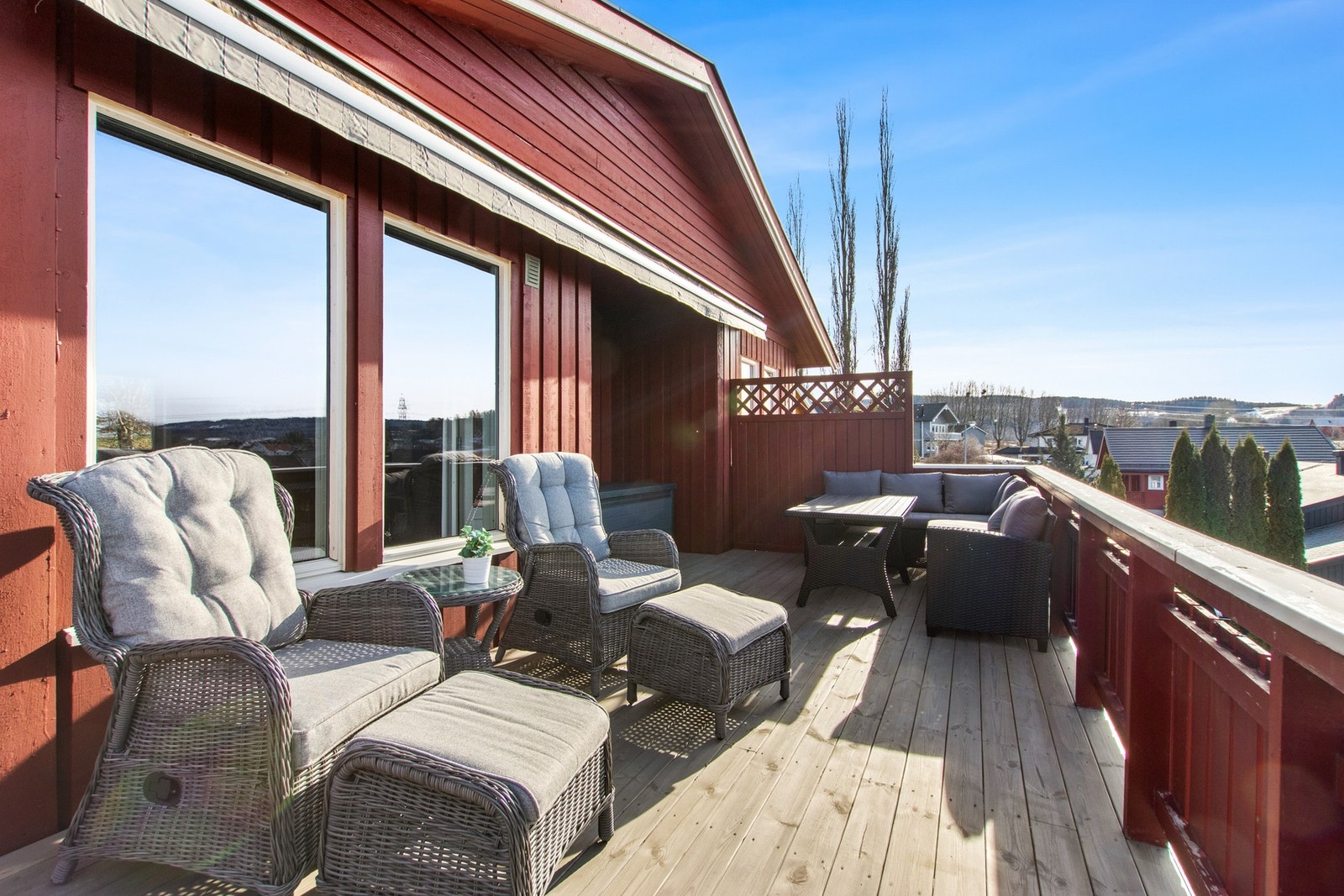 Romslig størrelse med god plass til utvendig møblering til sommeren. Galleribilde