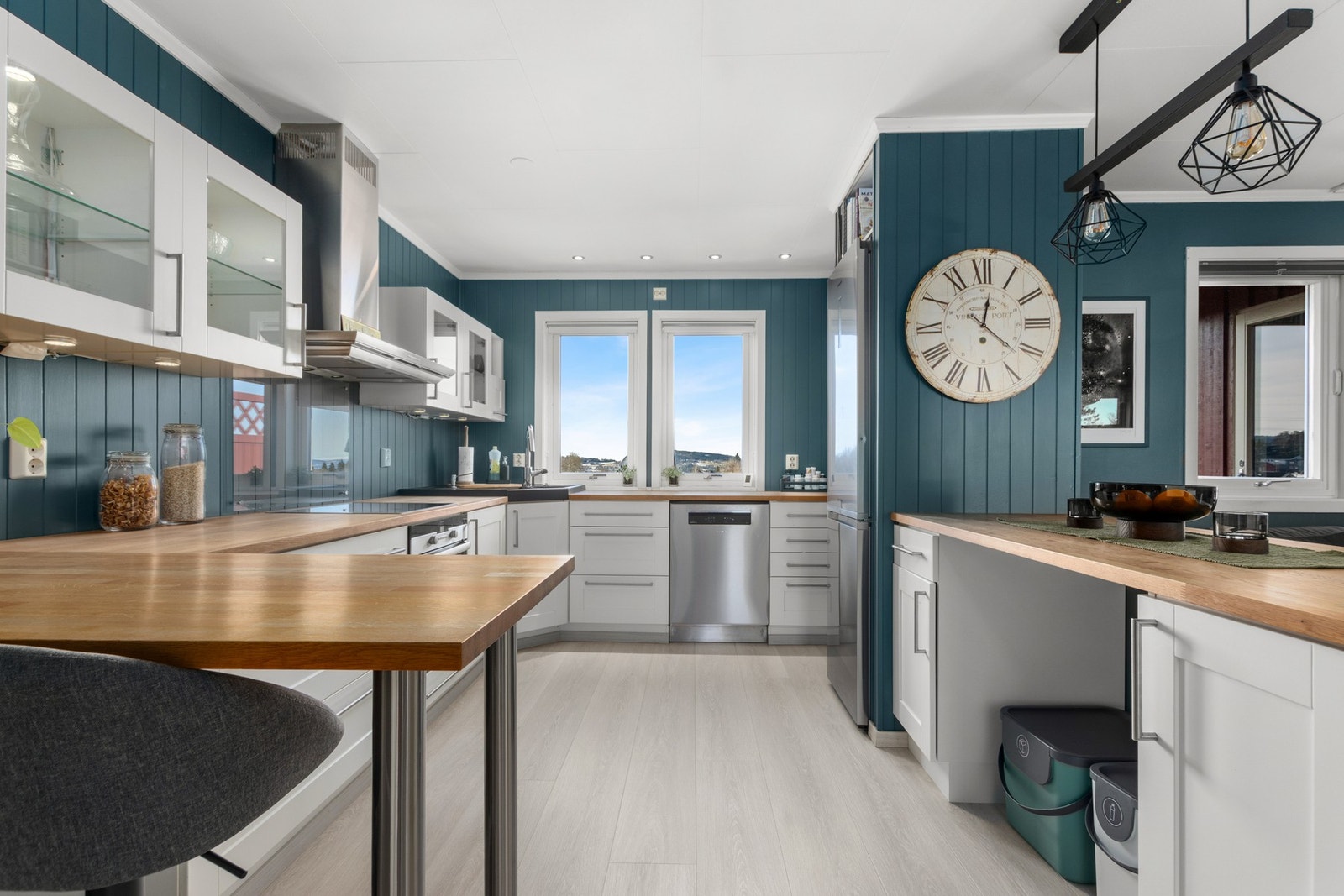 Romslig kjøkkeninnredning. Galleribilde