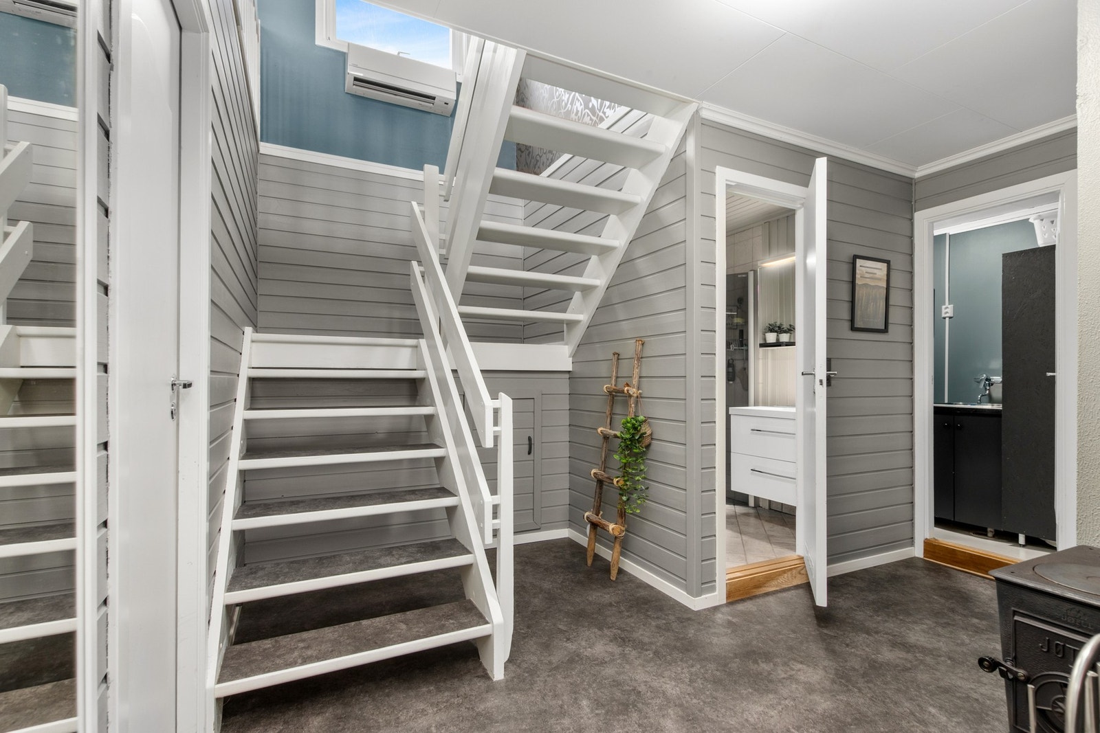 Trapp ned til underetasjen. Galleribilde