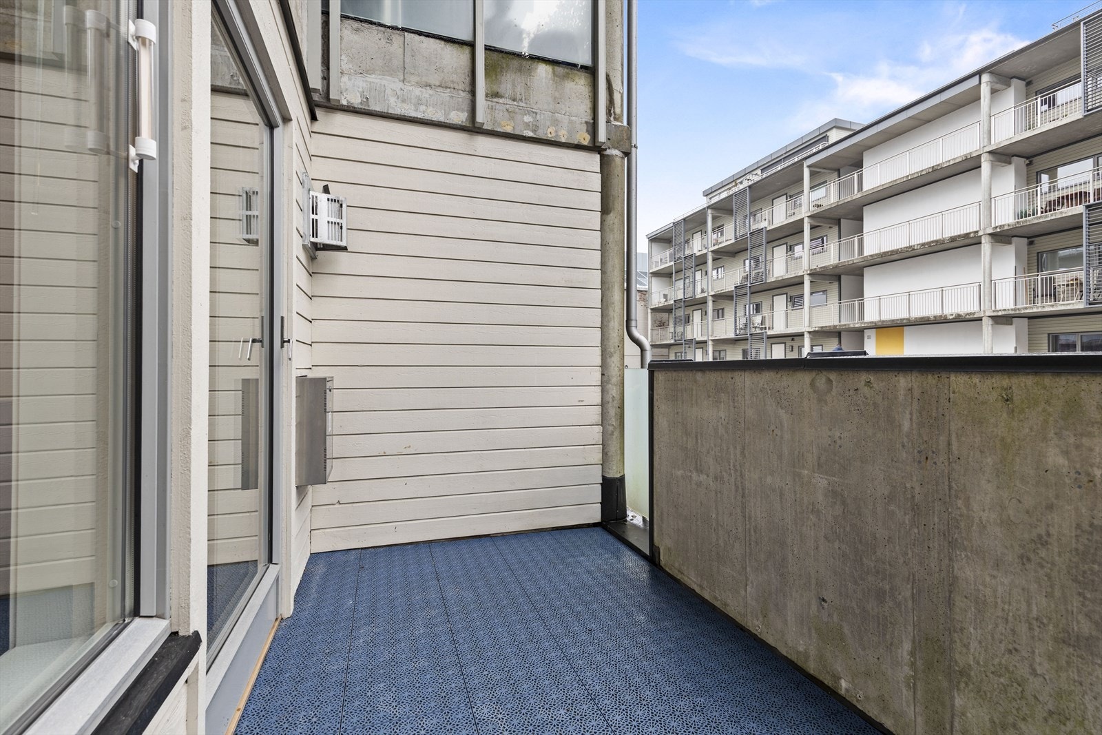 Gulvet har plastfliser og utelampe er montert. Galleribilde