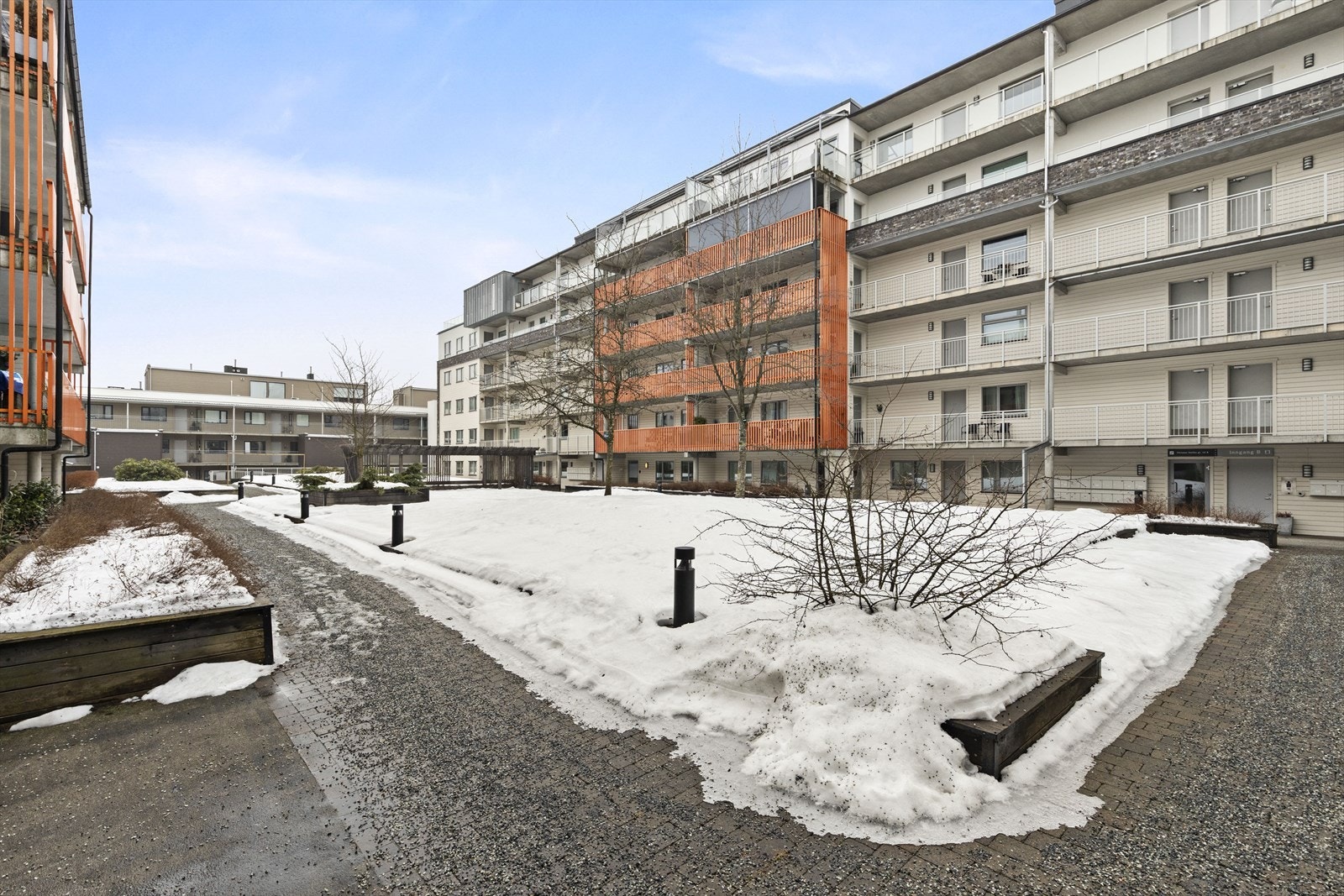 Fine fellesområder med hage og beplantning, samt steinlagt internveier. Det er trinnfri adkomst til egen inngangsdør. Galleribilde