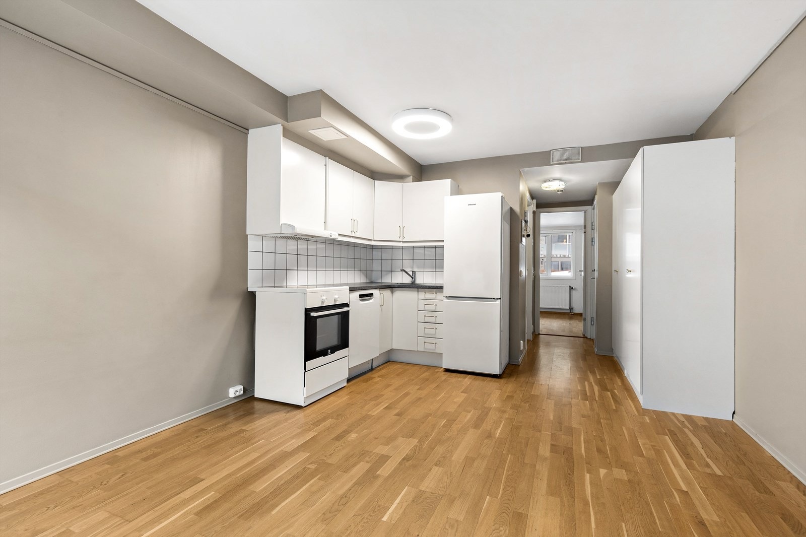 Stue og kjøkken i åpen løsning. Galleribilde