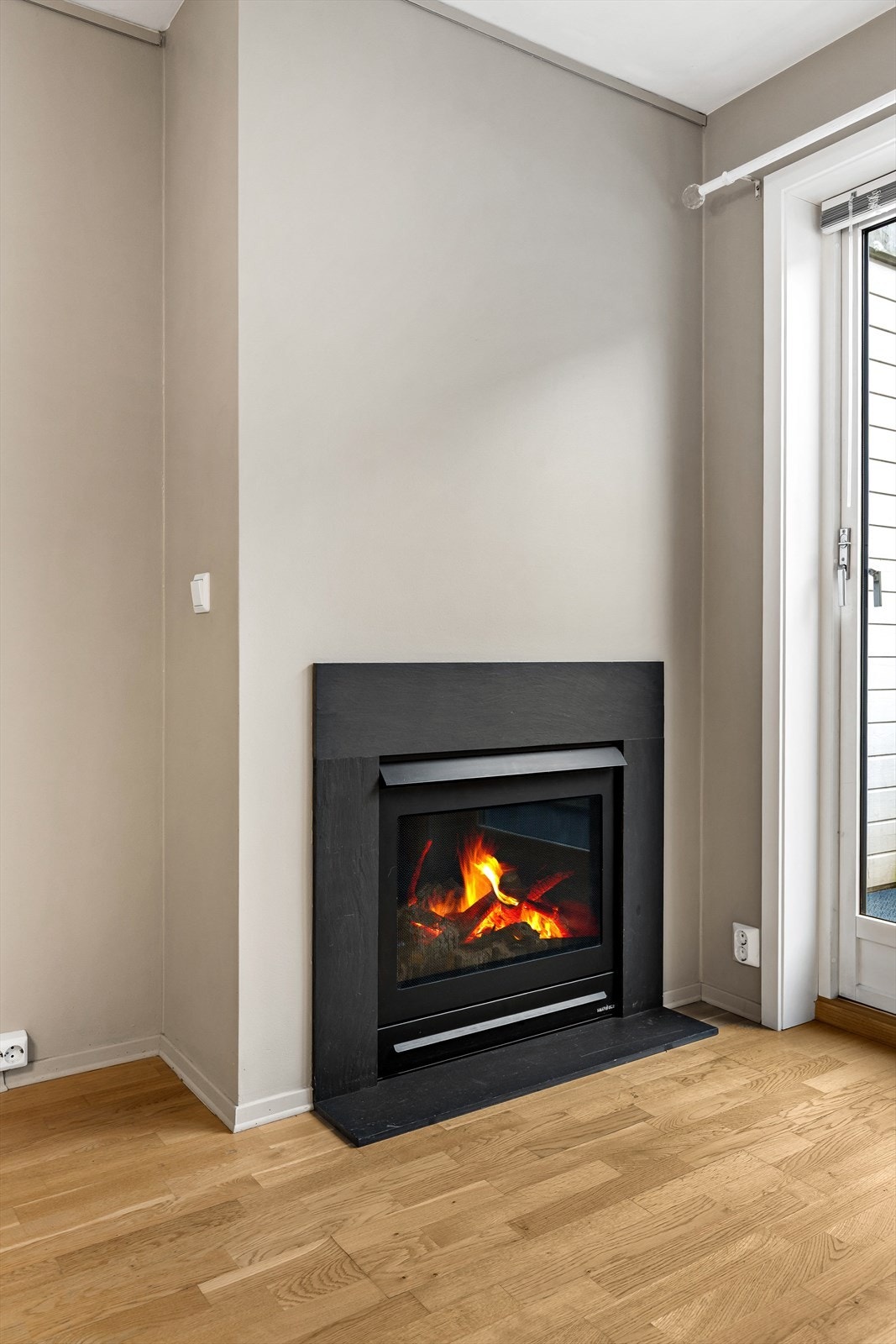 I stuen er det gasspeis som gir ekstra hyggelig stemning. Oppvarming via radiatorer, fjernvarme er inkl. i felleskostnader. Galleribilde