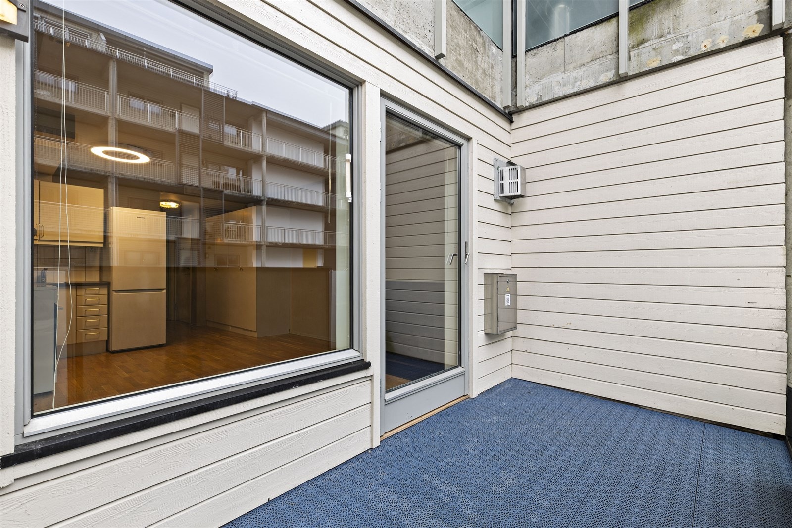 Balkongen er på ca. 6,5 kvm og har plass til spisebord og grill. Galleribilde