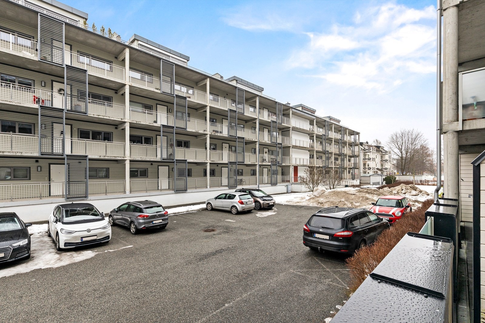 Balkongen vender ut mot et rolig område. Galleribilde