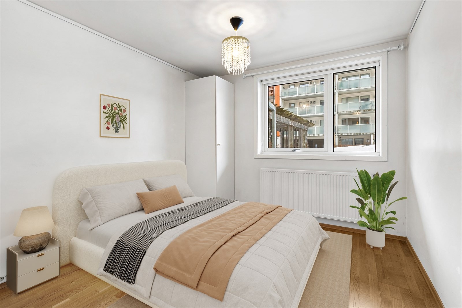 Romslig soverom vendt mot rolig bakgård i sameiet. (Digital styling) Galleribilde