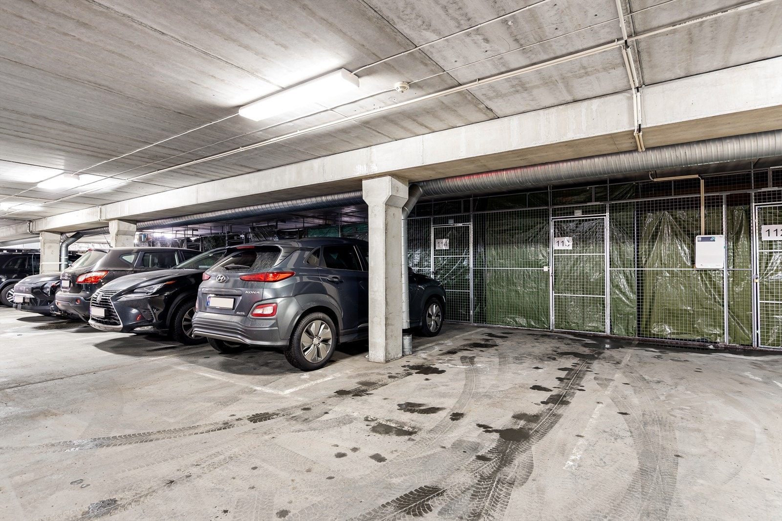 Garasjeplass i felles kjelleranlegg, med bakenforliggende bod på 5 kvm. Det er flere som leier ut parkering til ca. 1500-1800 kr pr mnd. Galleribilde