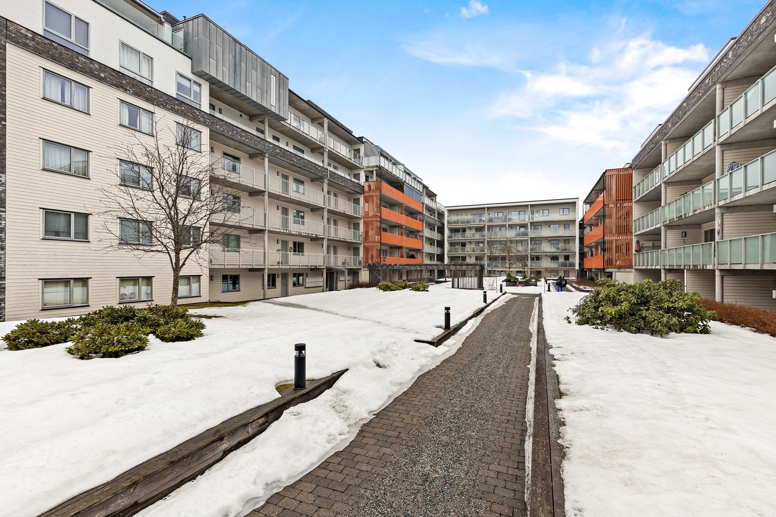 Leiligheten ligger i 1. etg i et tilbaketrukket og privat sameie med fine fellesområder. Det medfølger ettertraktede kvaliteter som garasjeplass, bod, heis, og egen balkong. Galleribilde