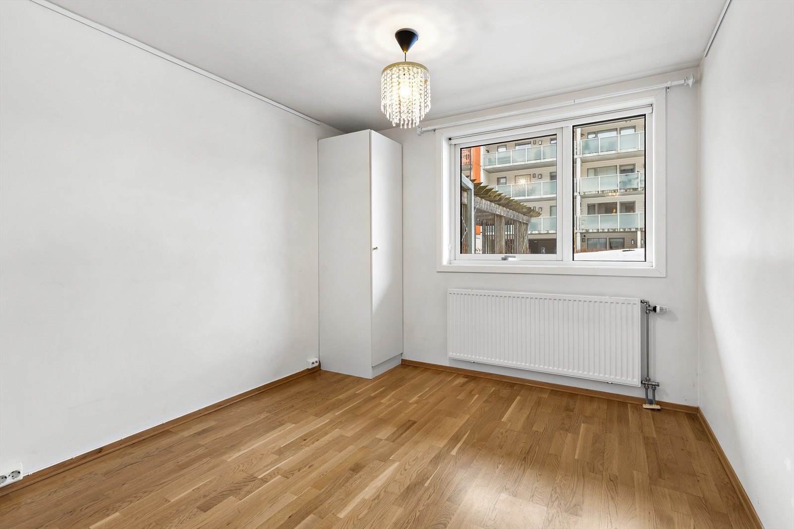 Soverommet har to garderobeskap montert. Galleribilde