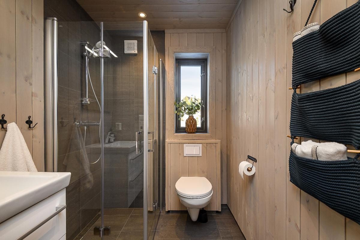 vegghengt toalett, unidrain slukrenne og 30x60 fliser Galleribilde