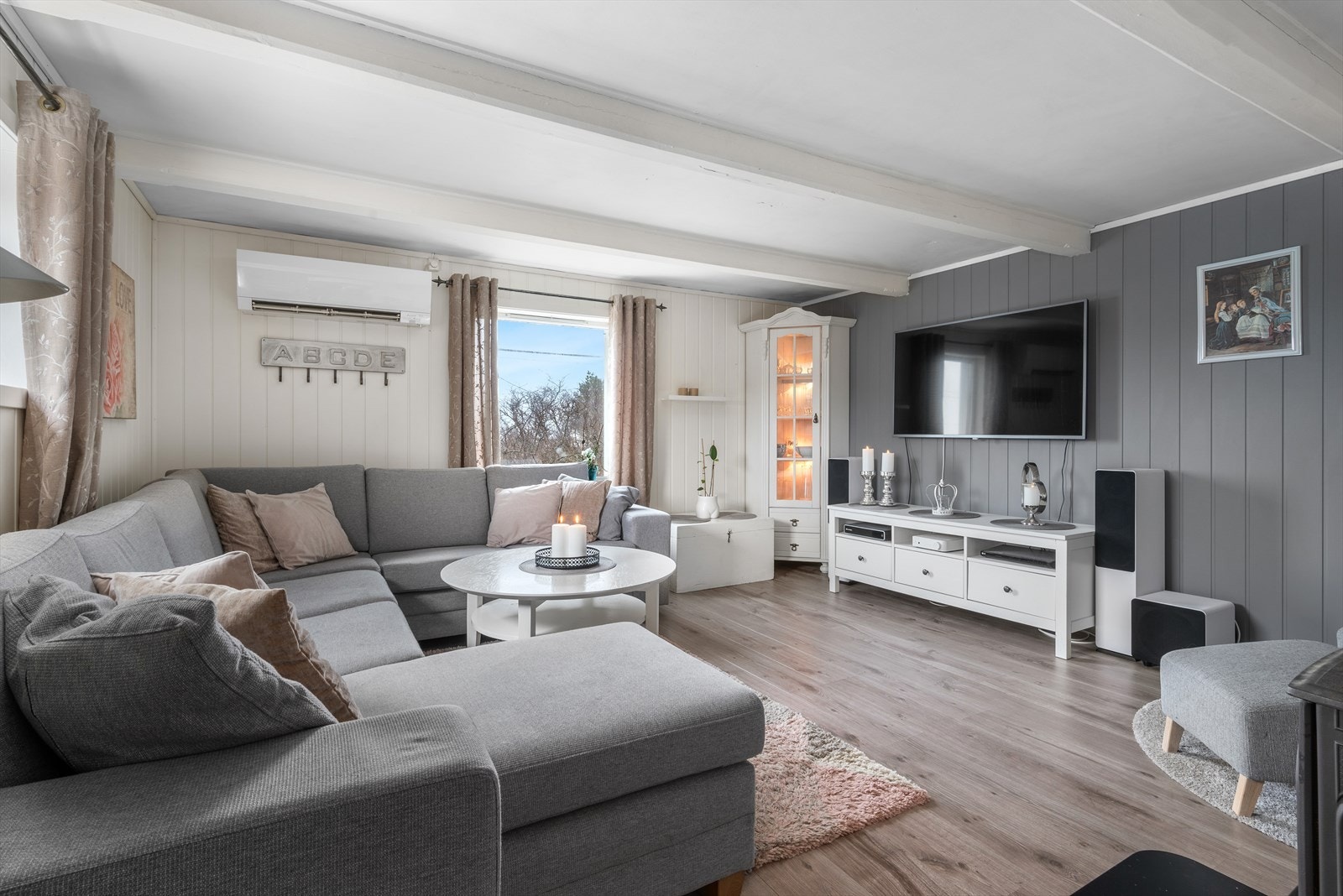 Stuen er i senere tid overflateoppusset og måler i underkant av 19 kvm. Rommet har en praktisk utforming med god plass til ønsket møblering. Galleribilde