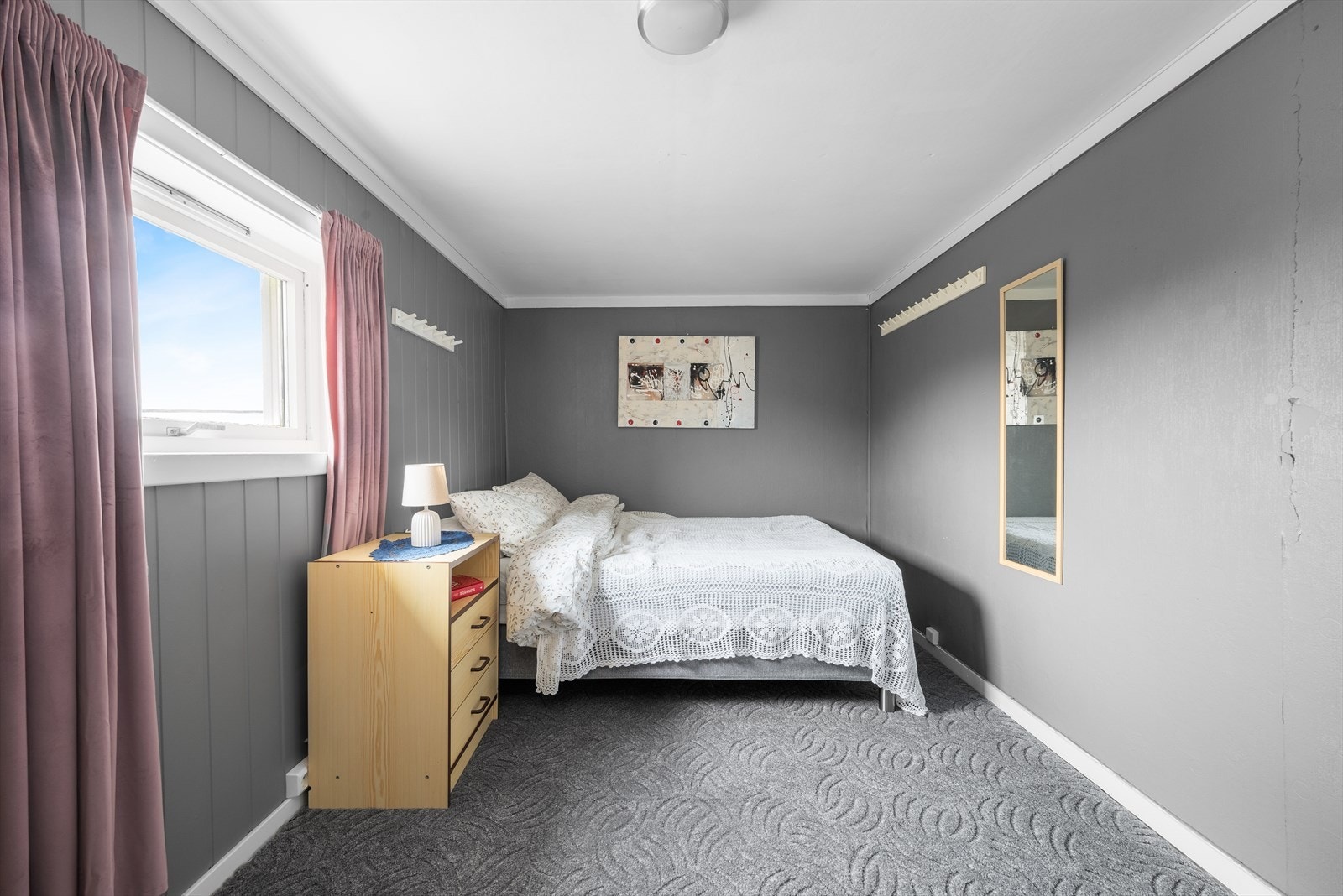 Boligens soverom er praktisk samlet i loftetasjen. Galleribilde