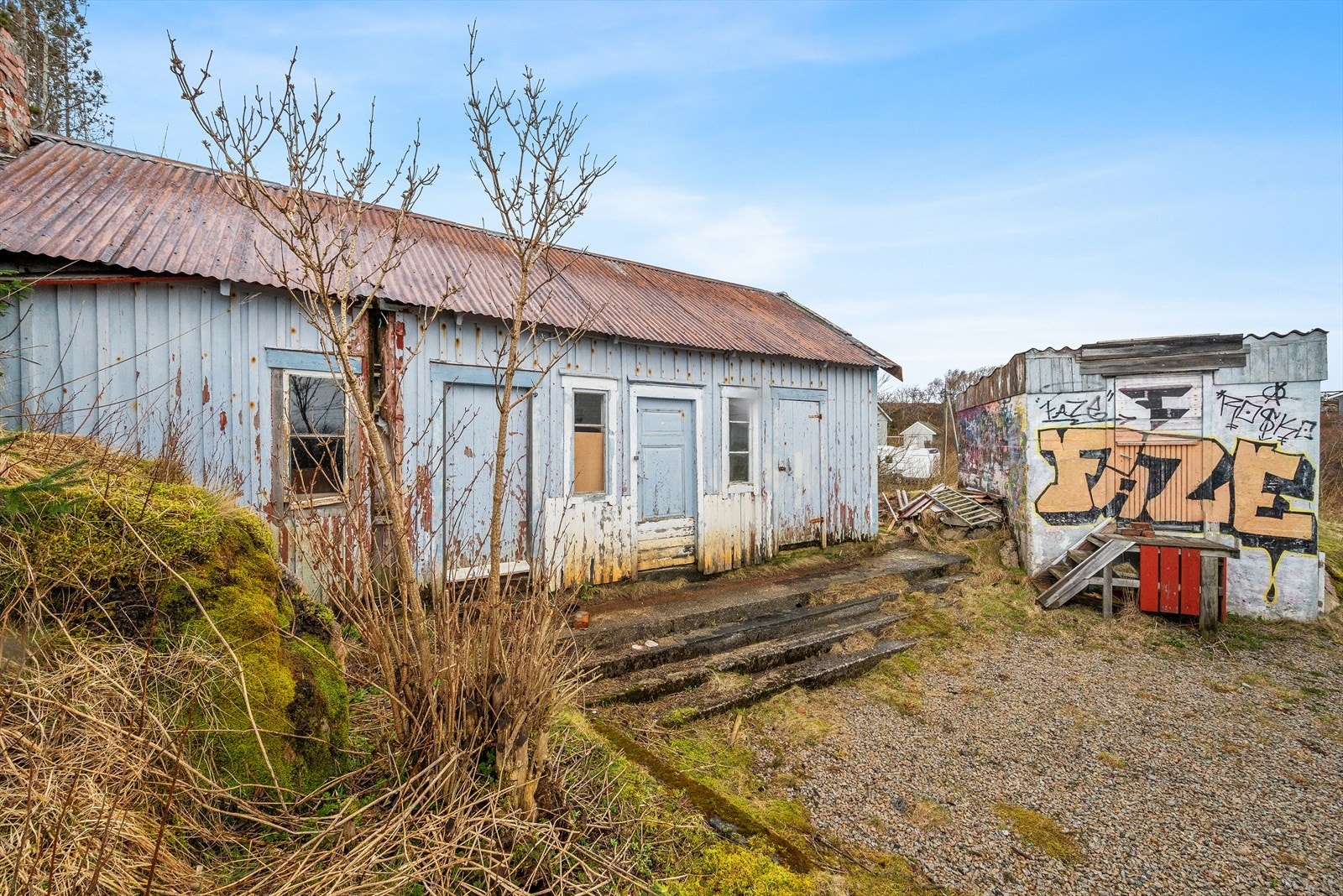 På eiendommen er det to frittstående uthus med muligheter for lagring. Galleribilde