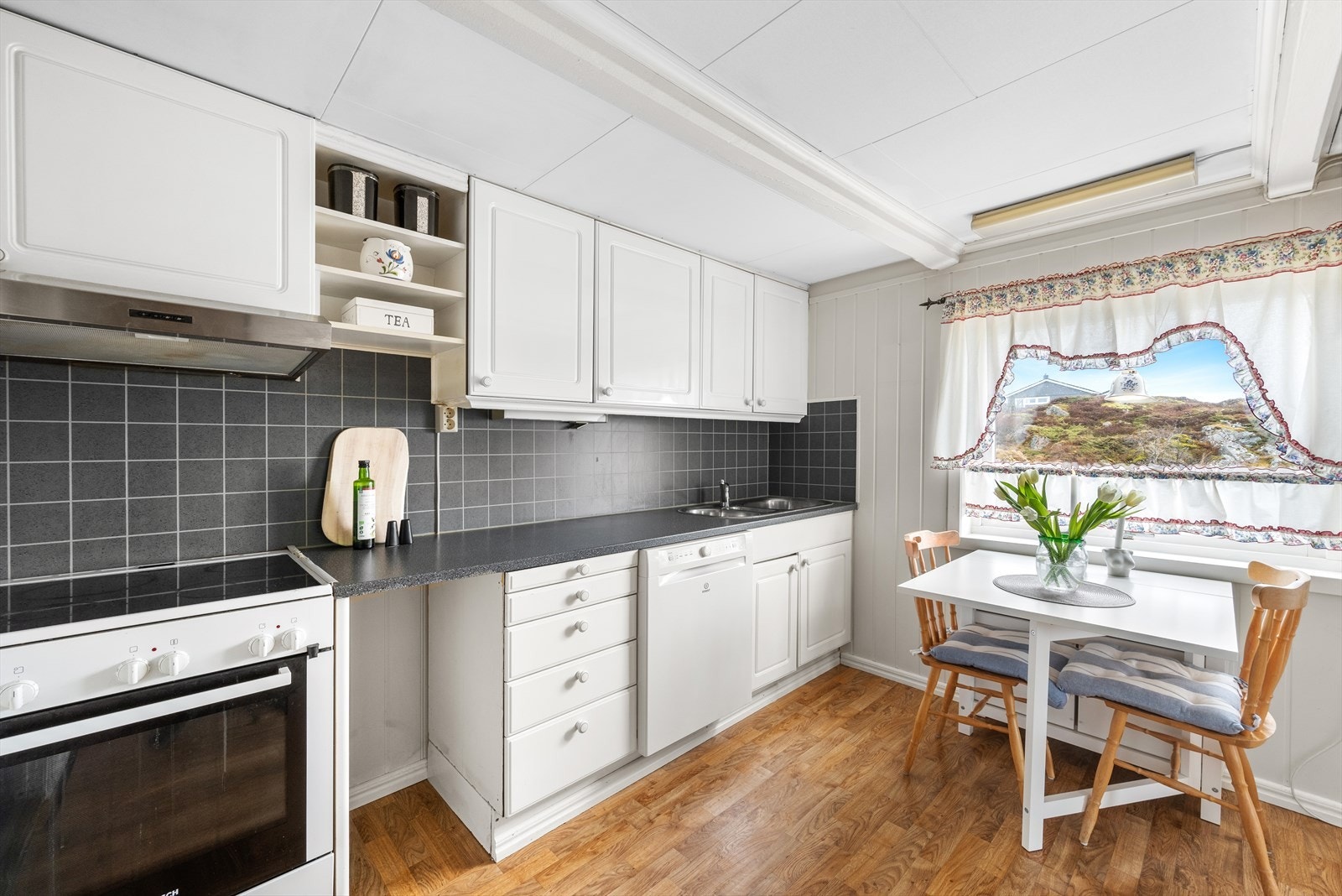 Kjøkkenet har godt med skap- og benkeplass. Galleribilde