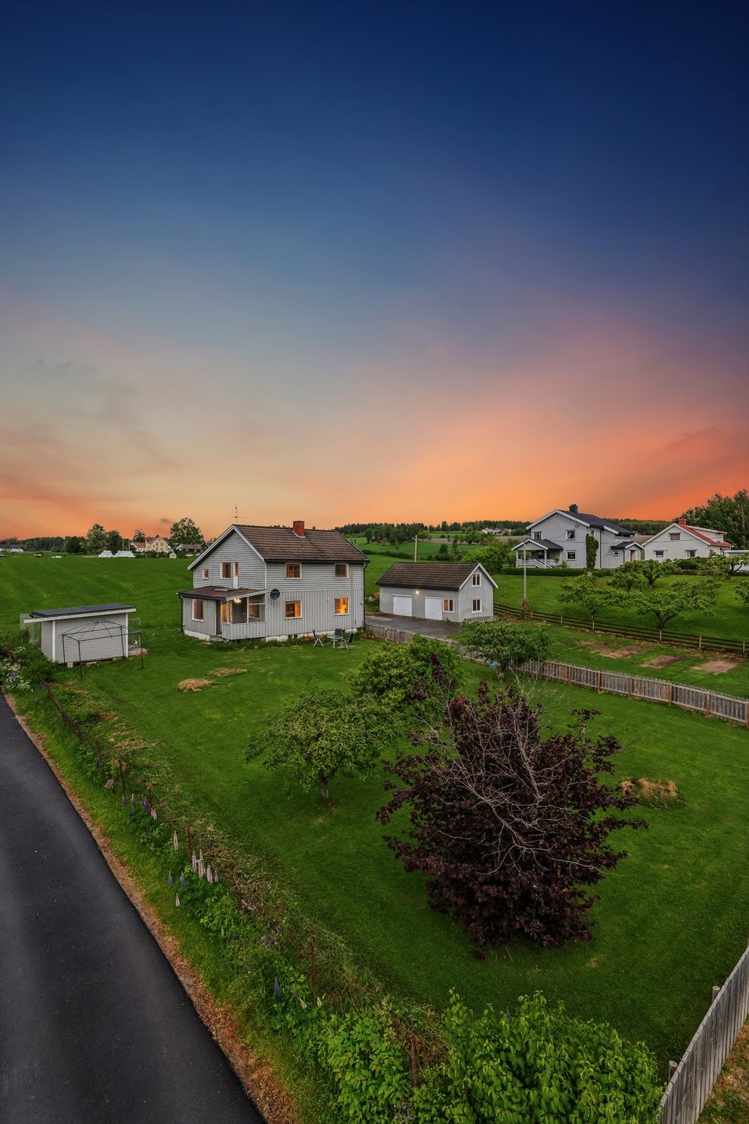 Eiendommen er romslig og ligger pent til i landlige omgivelser Galleribilde