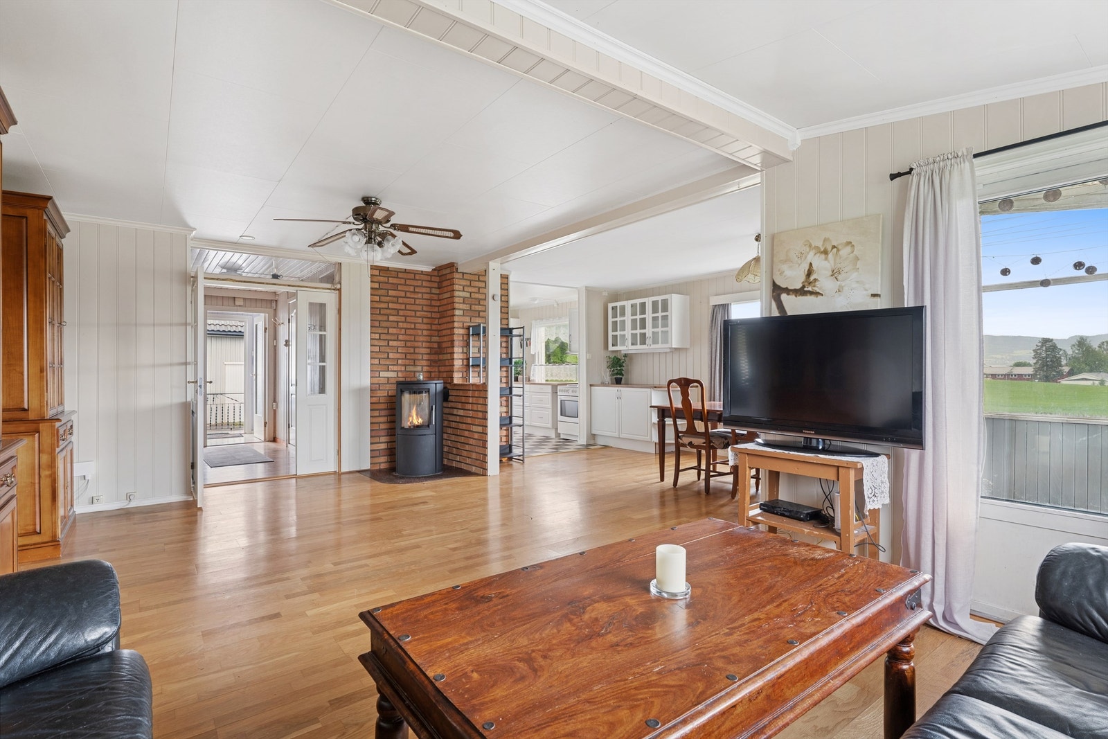 Stuen er lys og romslig, med utgang til terrassen. Galleribilde