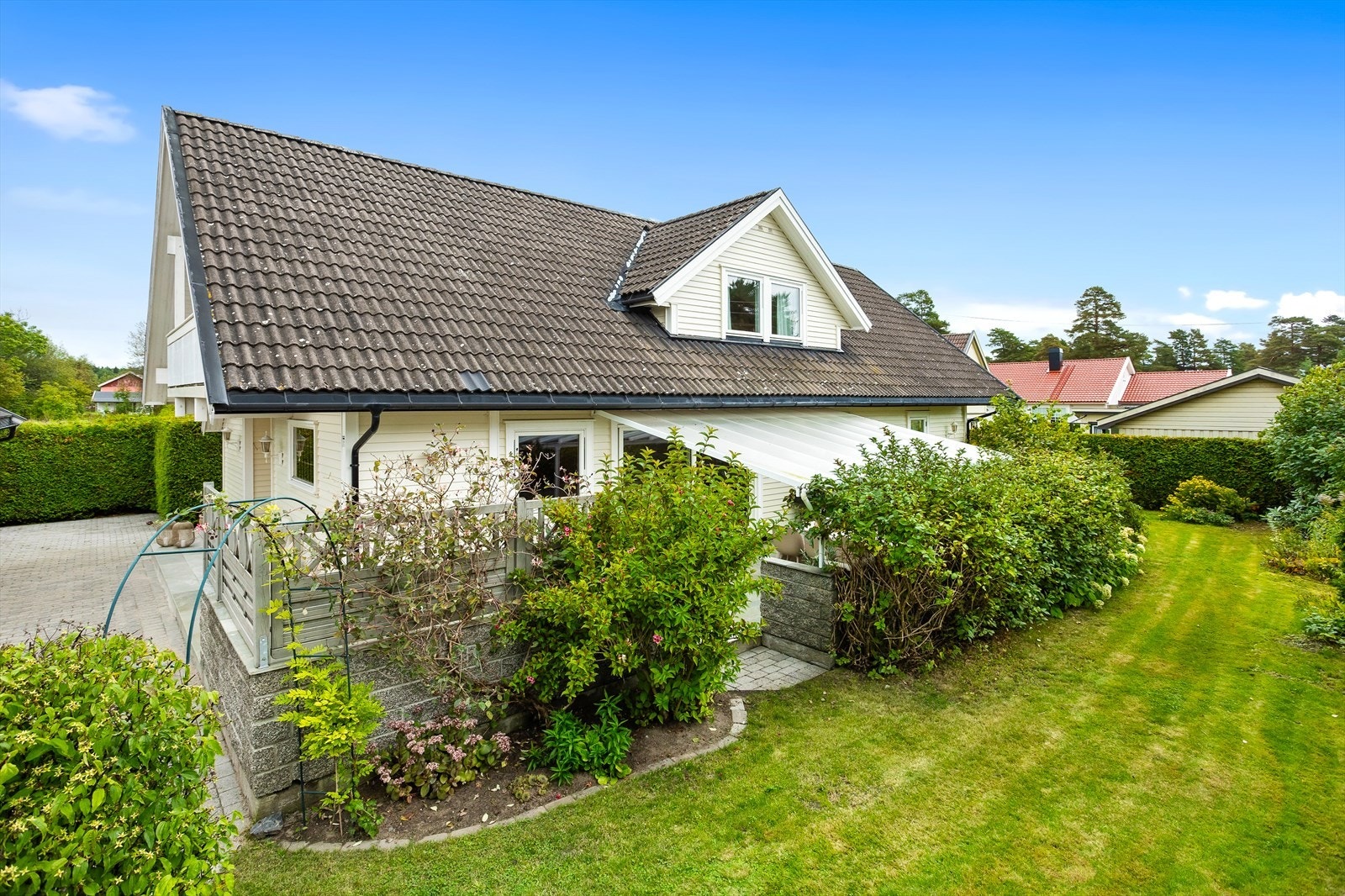 Eiendommen er beliggende i et rolig og attraktivt boligområde like ved stranden. Galleribilde