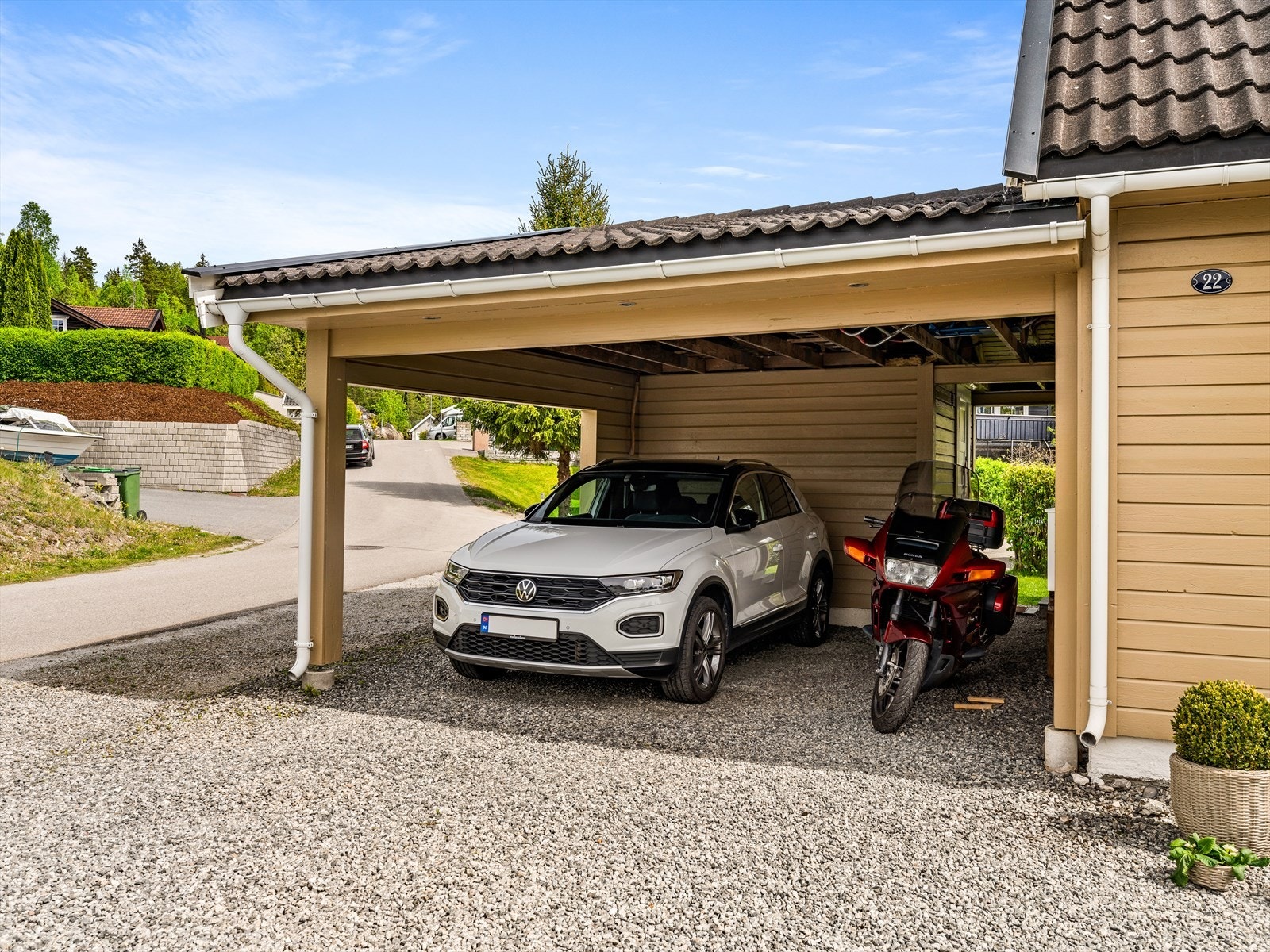 Carport på 21 m² gir skjermet parkering og plass til 2 biler. Galleribilde