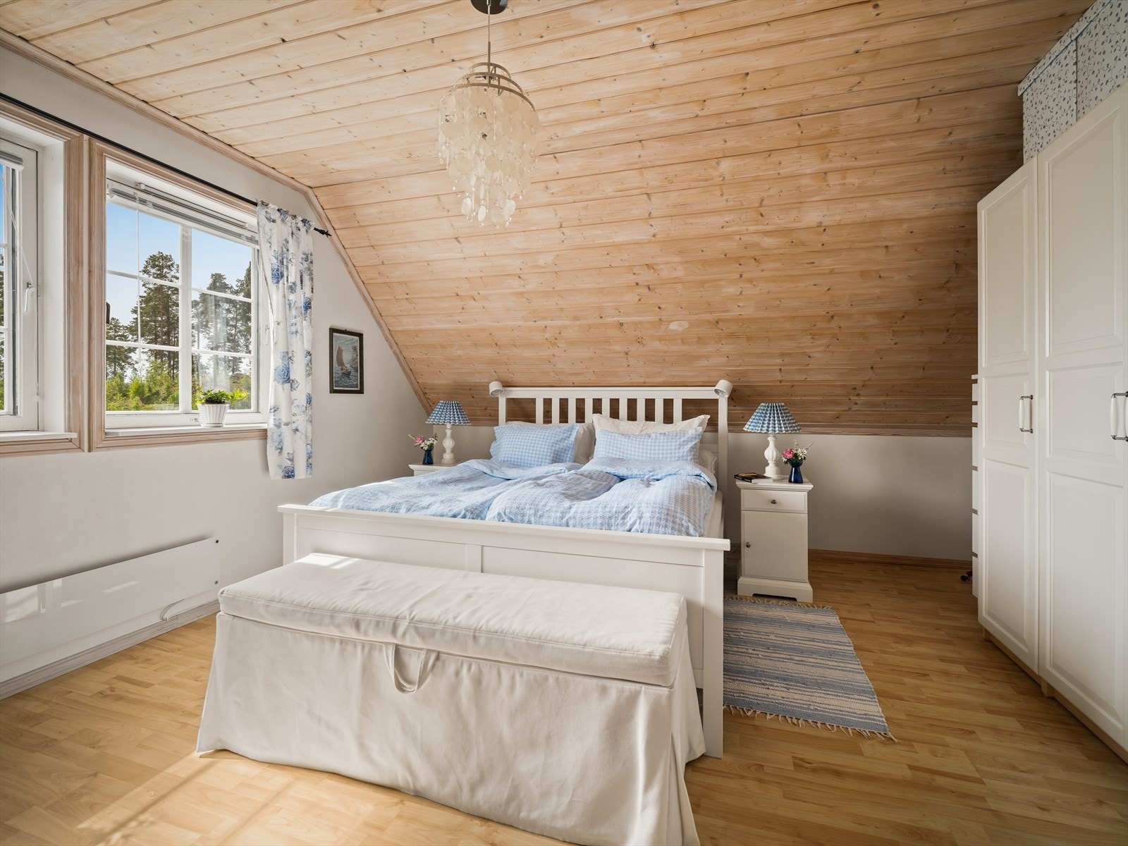 Tre soverom som alle framstår lyse og med fine vindusflater. Galleribilde