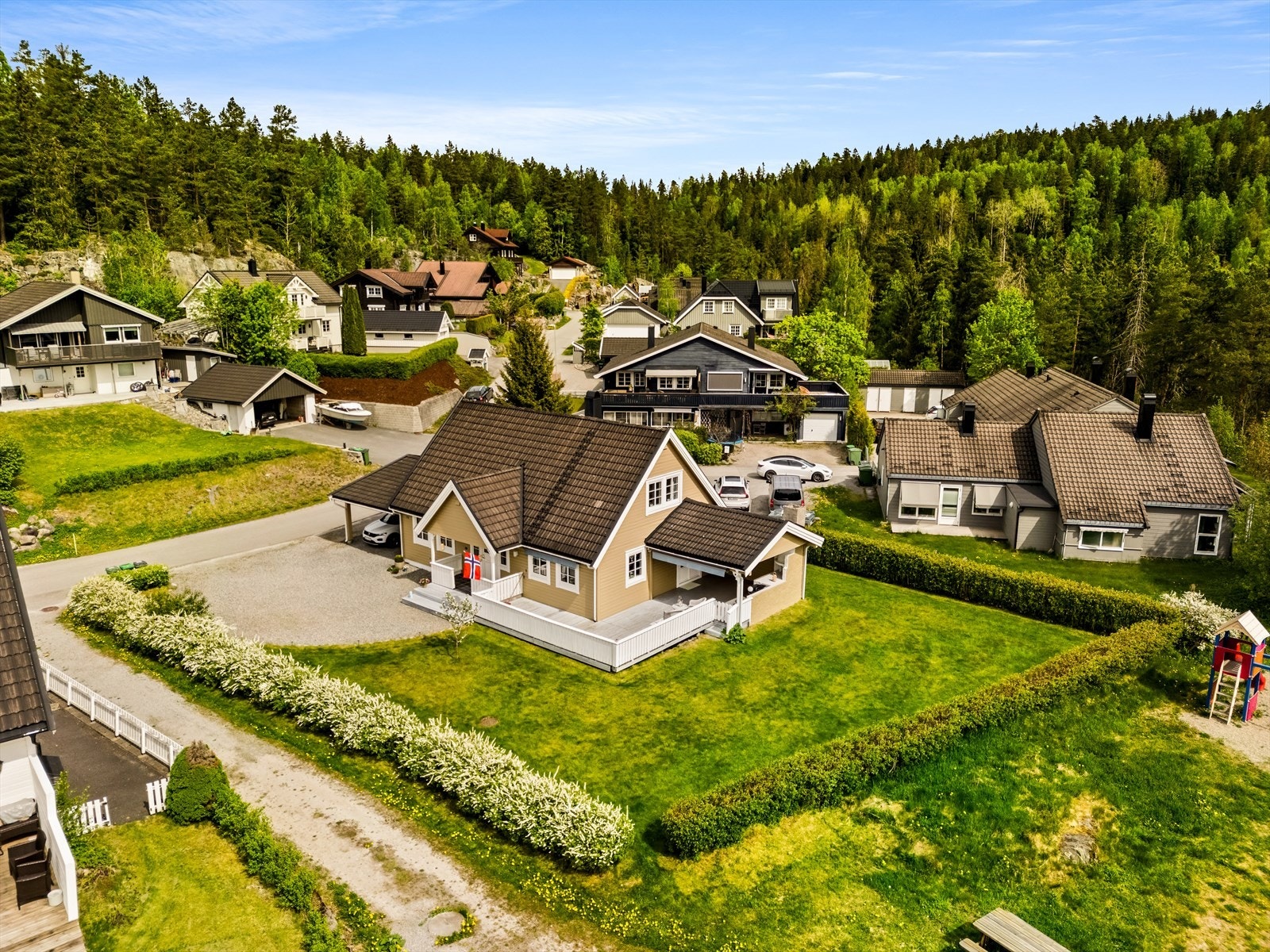 Boligen er plassert sentralt på tomten med hage på flere sider. Galleribilde