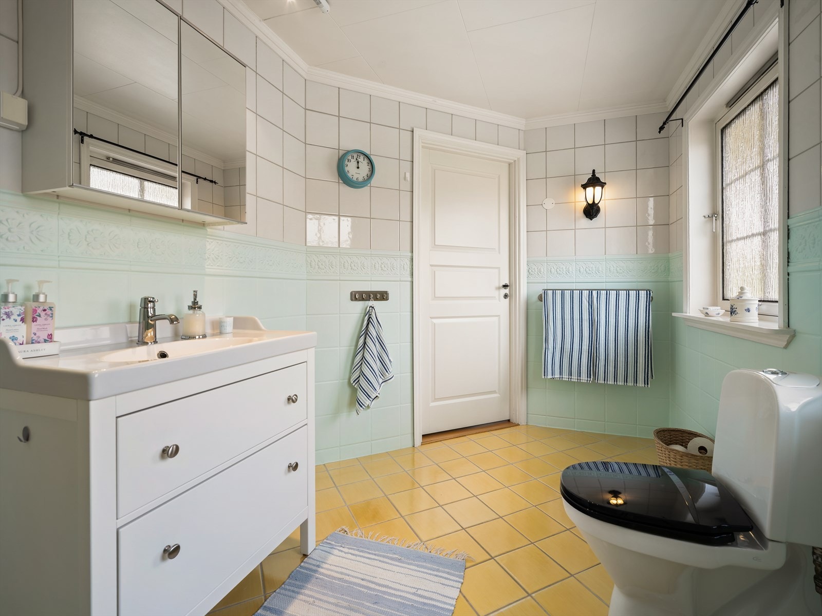 Badet er utstyrt med toalett, servant med skuffer og dusjkabinett. Galleribilde