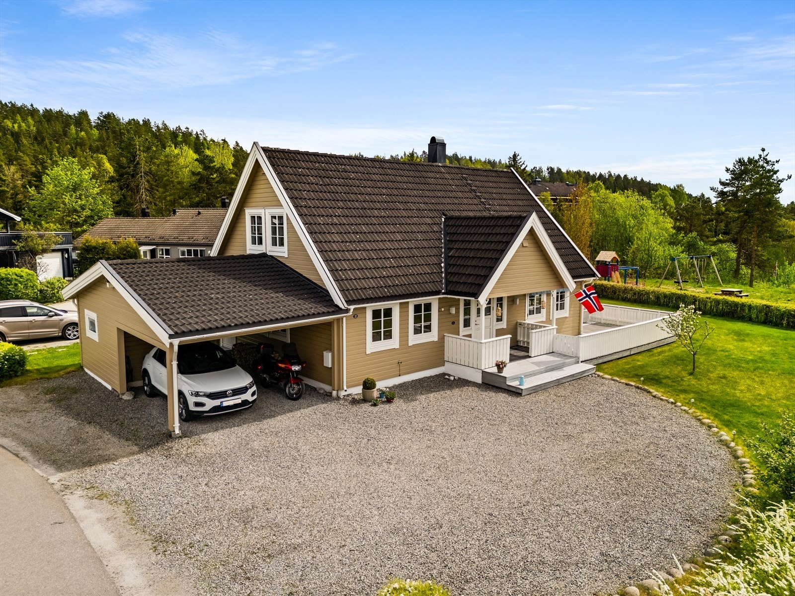 Dette er en meget hyggelig enebolig med flott beliggenhet og med pent opparbeidede uteområder. Romslig gårdsplass og dobbel carport. Galleribilde