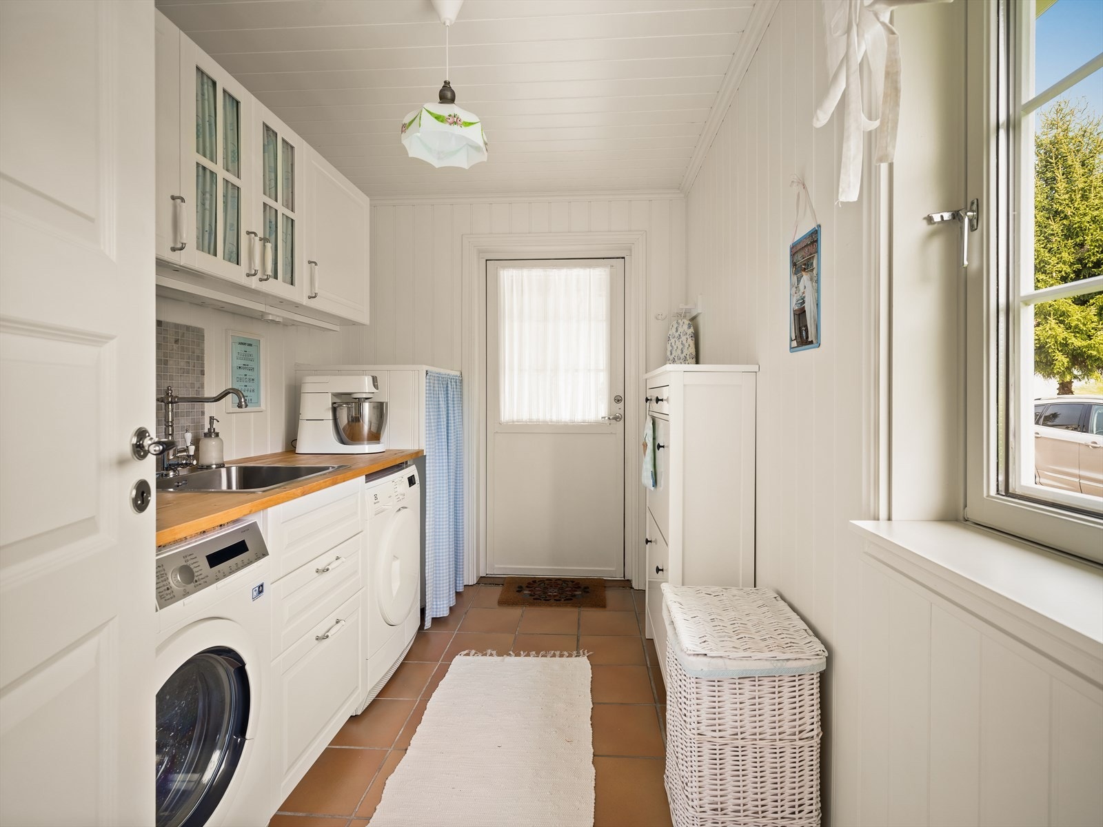 Som en forlengelse av kjøkkenet finnes det et grovkjøkken med opplegg for vaskemaskin og egen inngang. Gulvvarme. Galleribilde