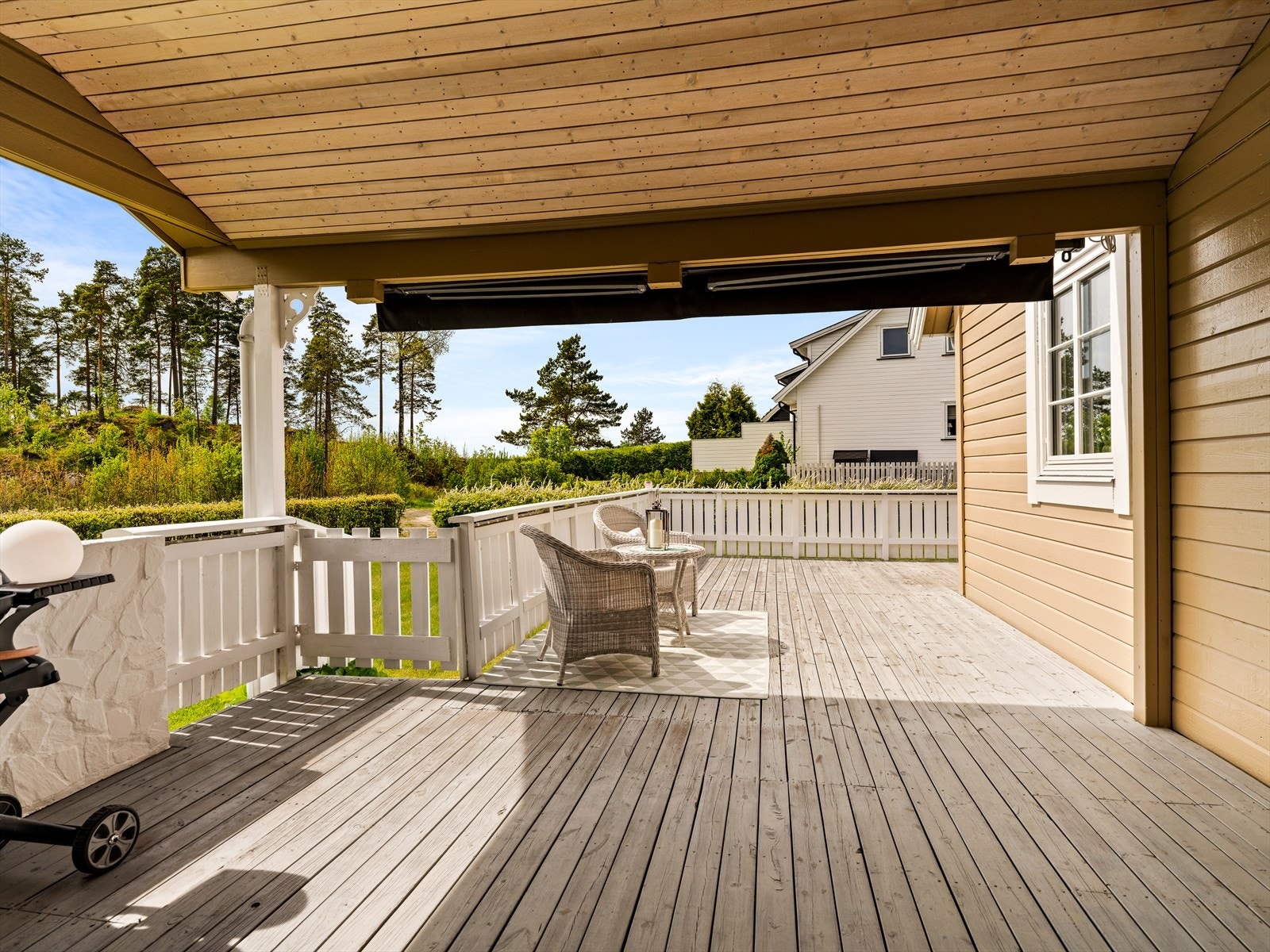Sørvestvendt terrasse på 47 m²og med utepeis, oppmurt benk og plass til ved. Galleribilde