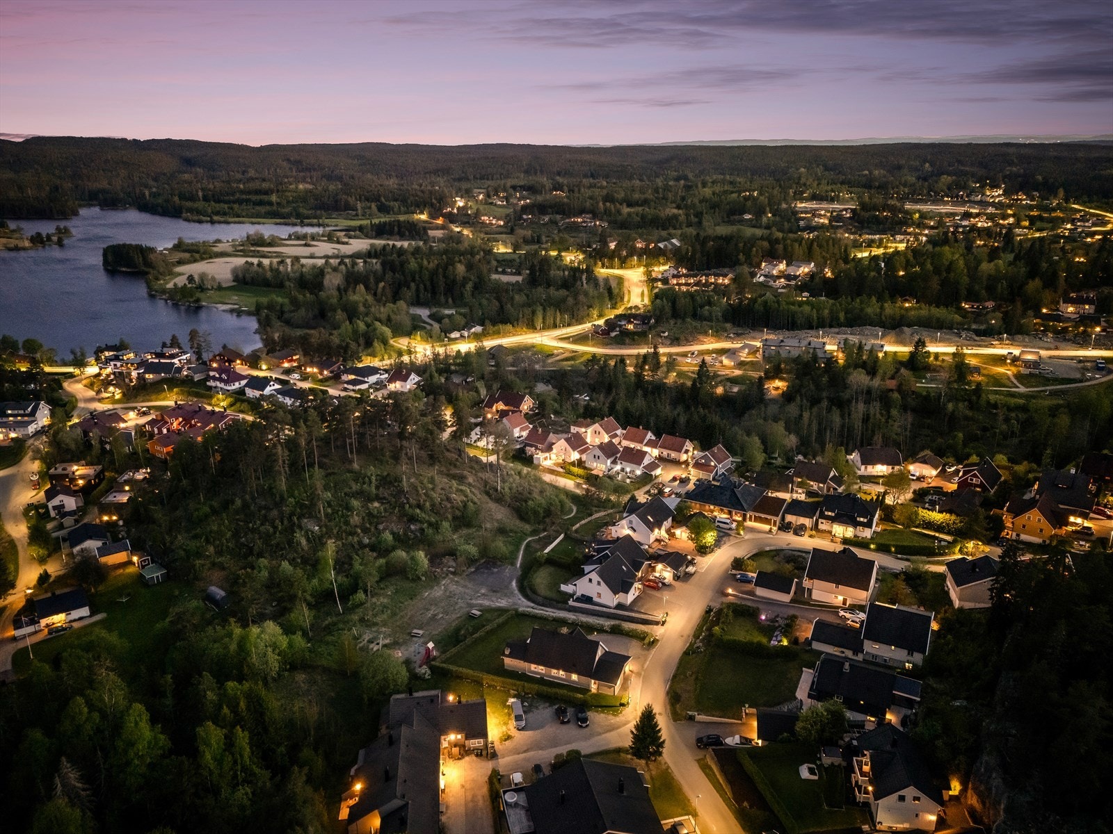 På bilde ser man bygdeborgen Slossåsen på toppen rett bak boligen. https://ytterbygda.no/33-bygdeborgen-slossasen/ Galleribilde
