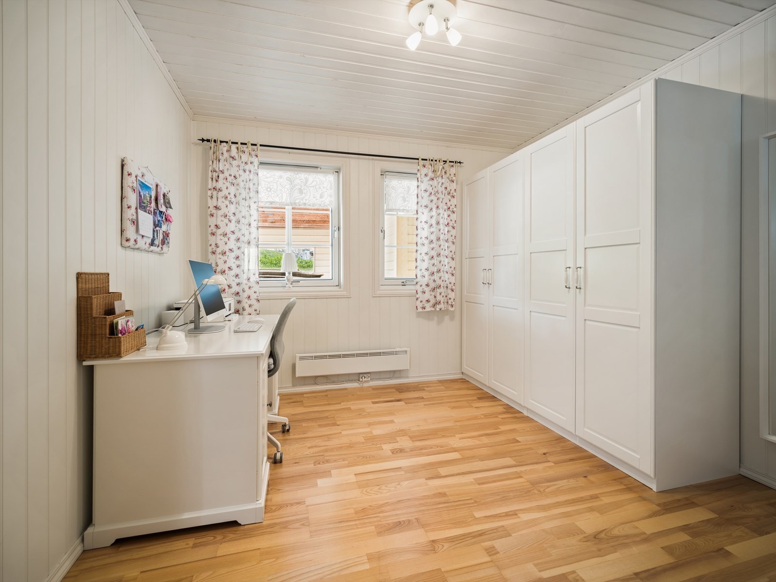 Soverom i 1. etasje med romslig garderobeløsning. Rommet benyttes som i dag som kontor. Galleribilde