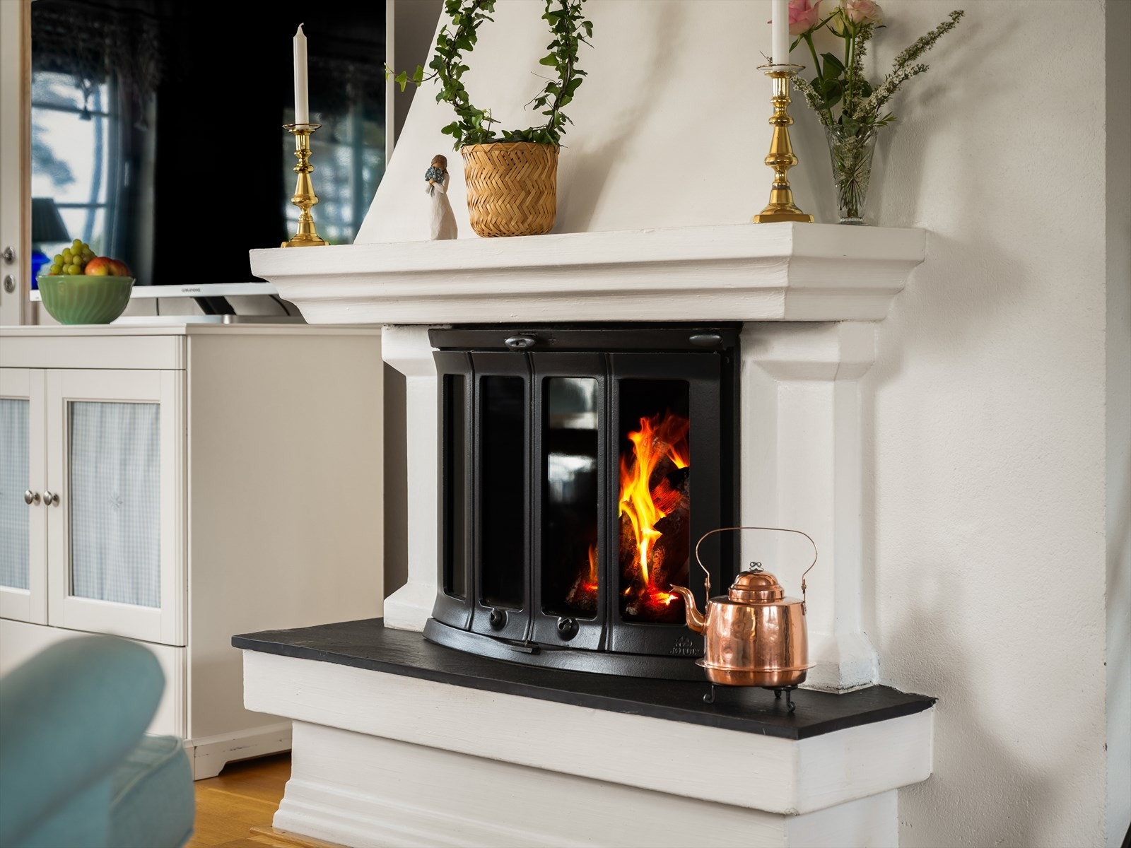Peisinnsatsen fungerer som et midtpunkt i rommet og den gir god varme. Galleribilde