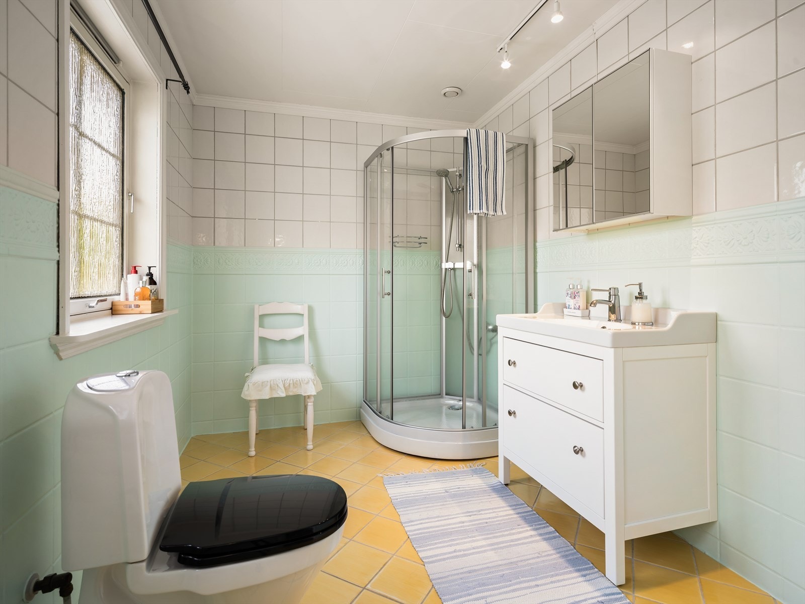 Baderom med flislagte gulv og vegger og med varmekabler i gulv. Galleribilde