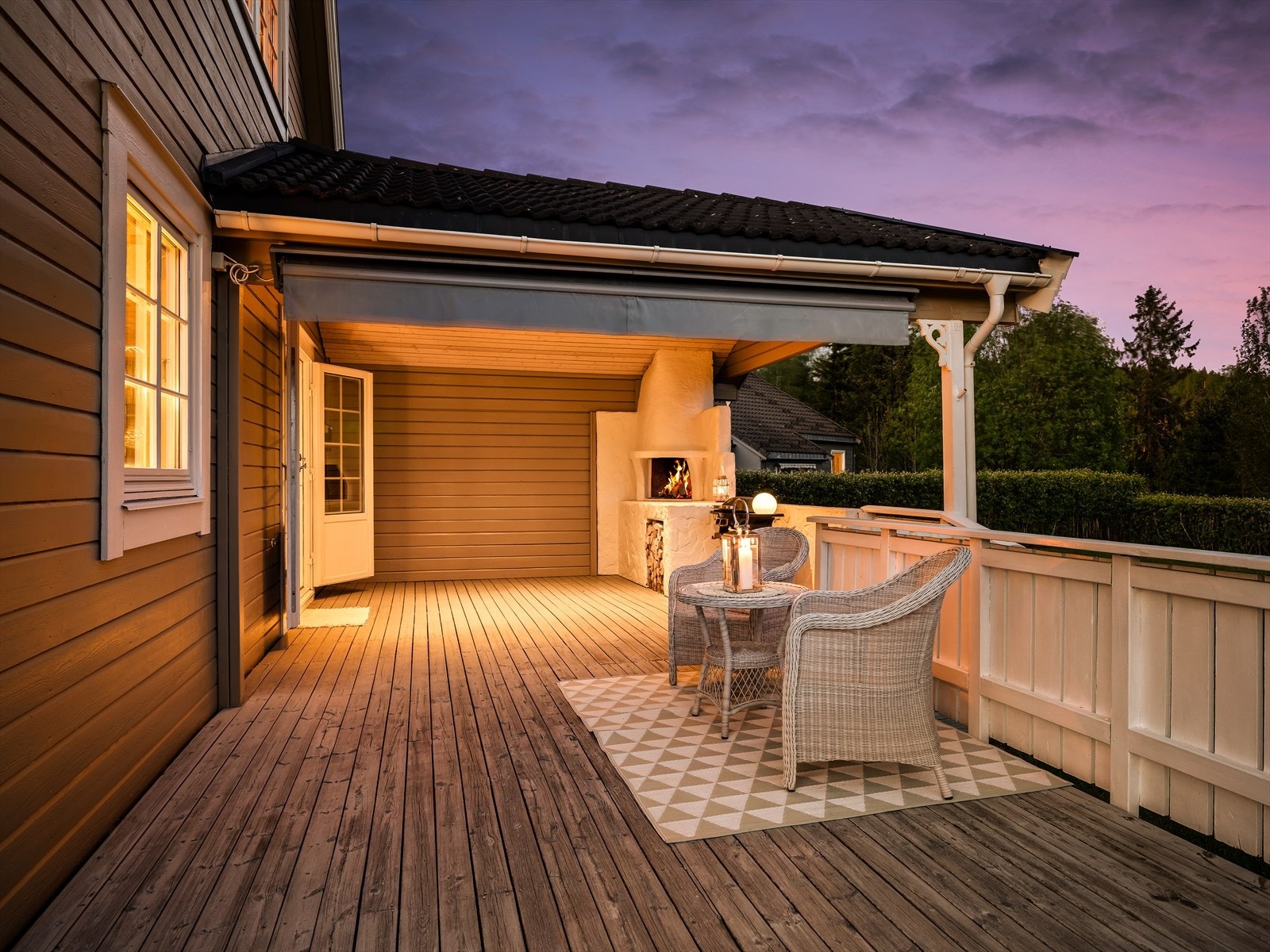 Sørvestvendt terrasse på 47 m²og med utepeis, oppmurt benk og plass til ved. Galleribilde