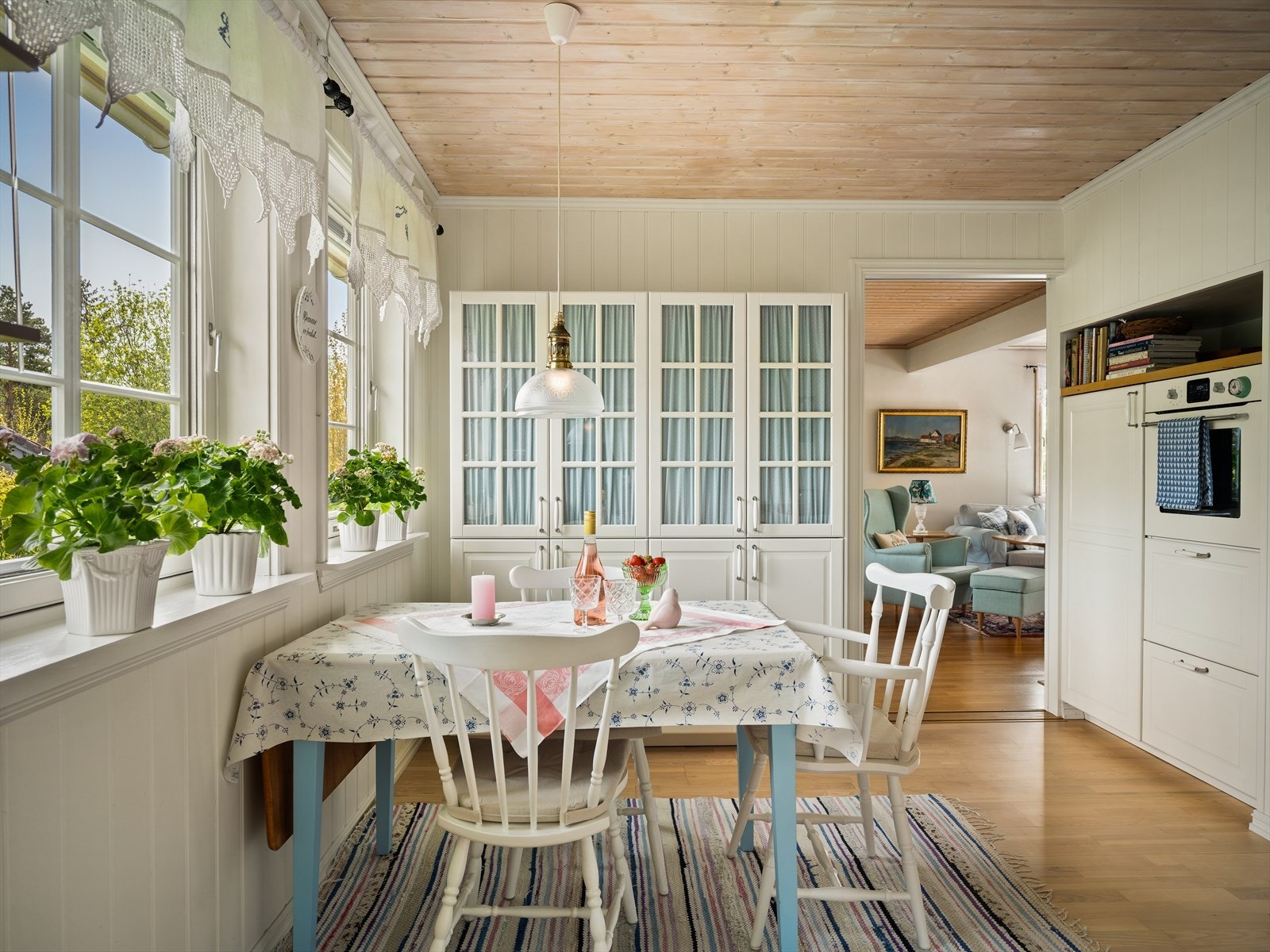 På kjøkkenet er det mulighet for spisebord og her kan familien samles til hverdagsmåltidene. Gulvvarme på kjøkkenet. Galleribilde