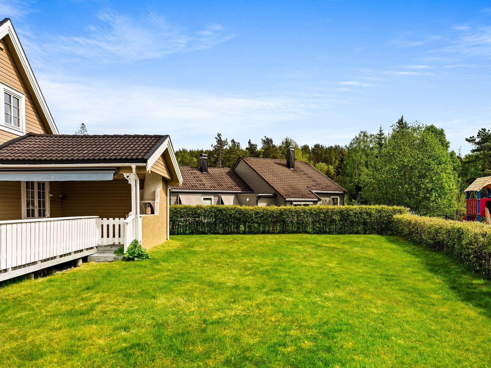 Hagen er romslig og her kan barna løpe og leke fritt. Galleribilde