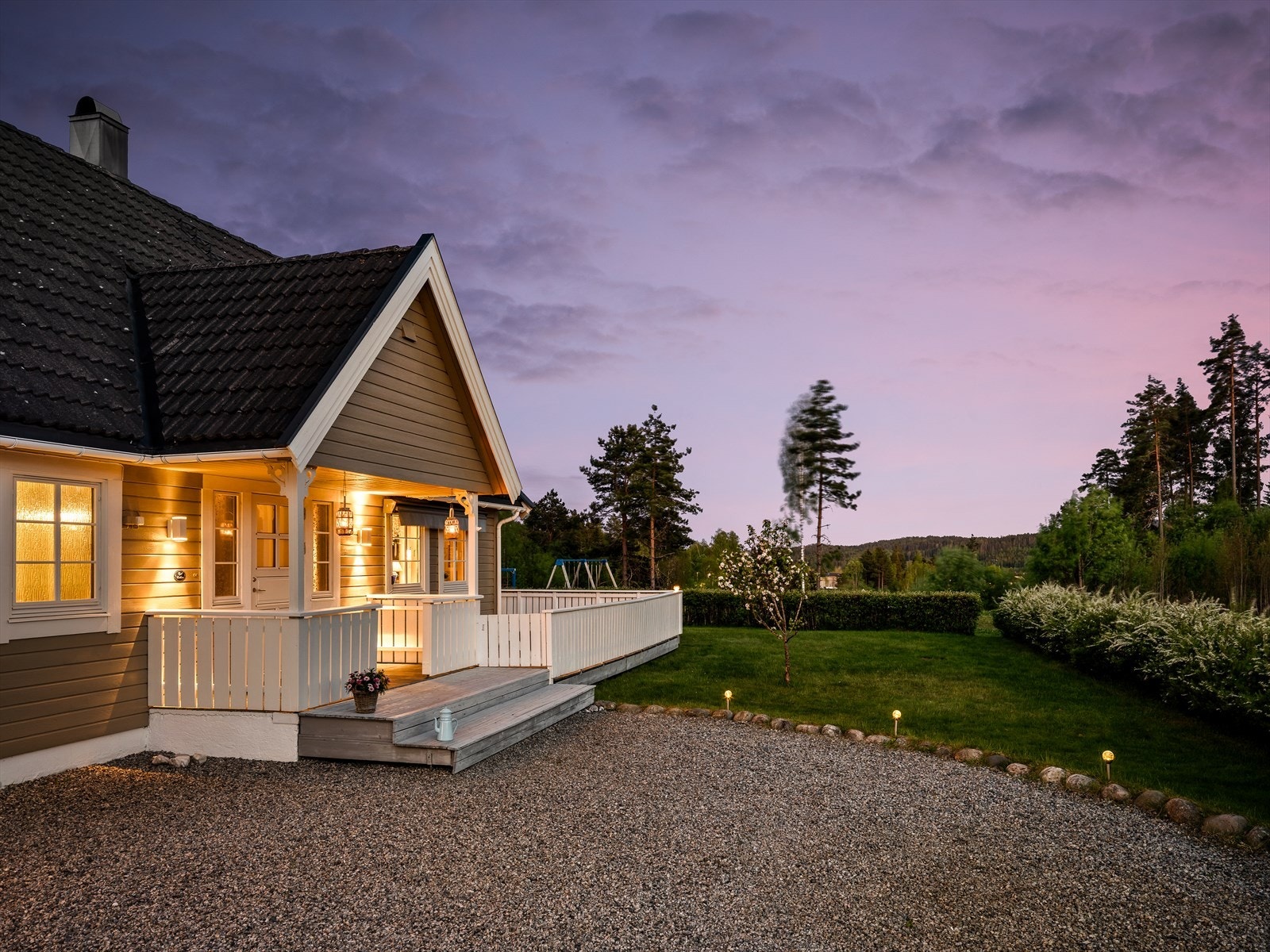 Eiendommen har en pent opparbeidet hage med plen og hekk. Galleribilde