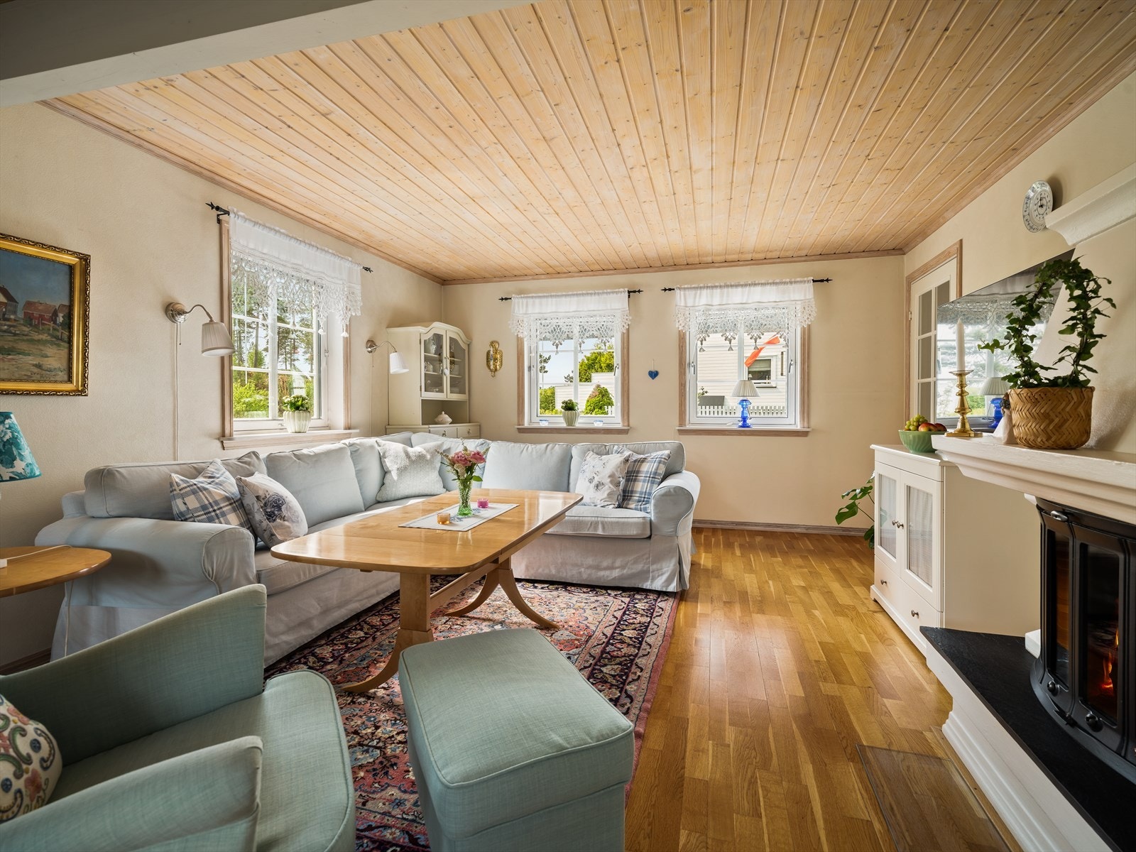 Innbydende stue med gulvvarme og utgang til terrasse og hage. Galleribilde