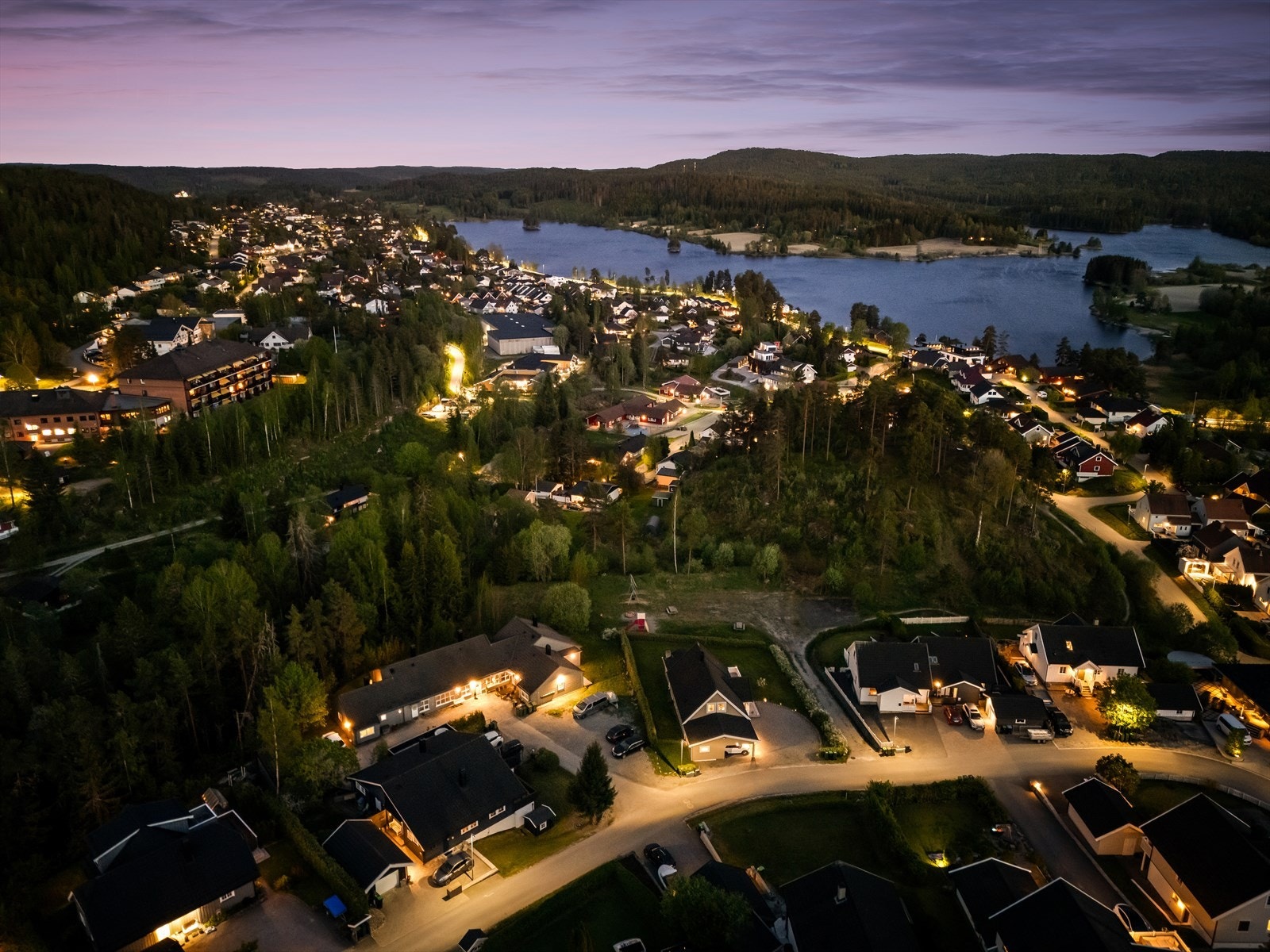 Fra eiendommen er det kort vei til rekreasjonsområder, skog og mark. Galleribilde