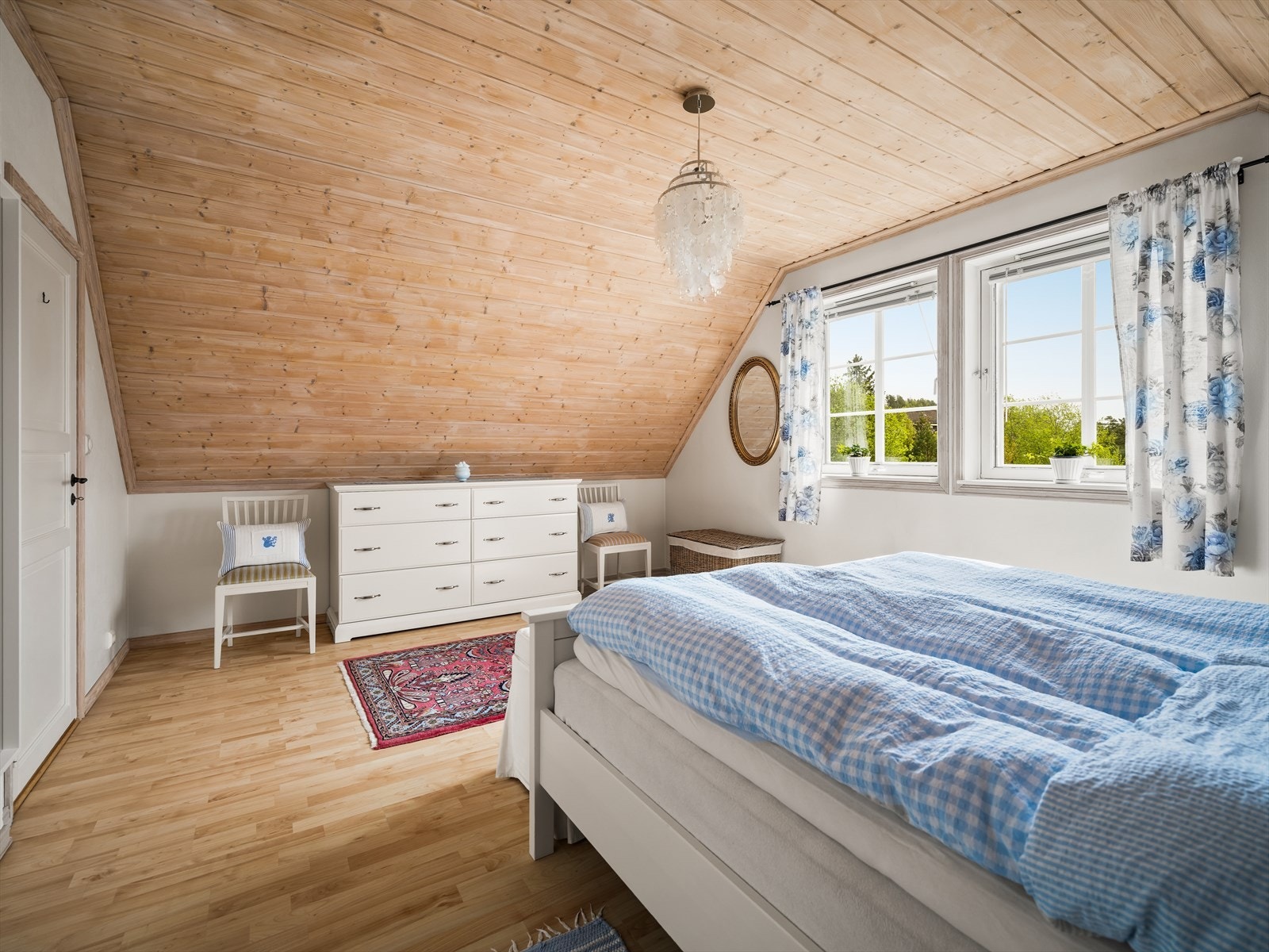 Hovedsoverommet er stort og luftig med god plass til dobbeltseng og tilhørende nattbord. Galleribilde