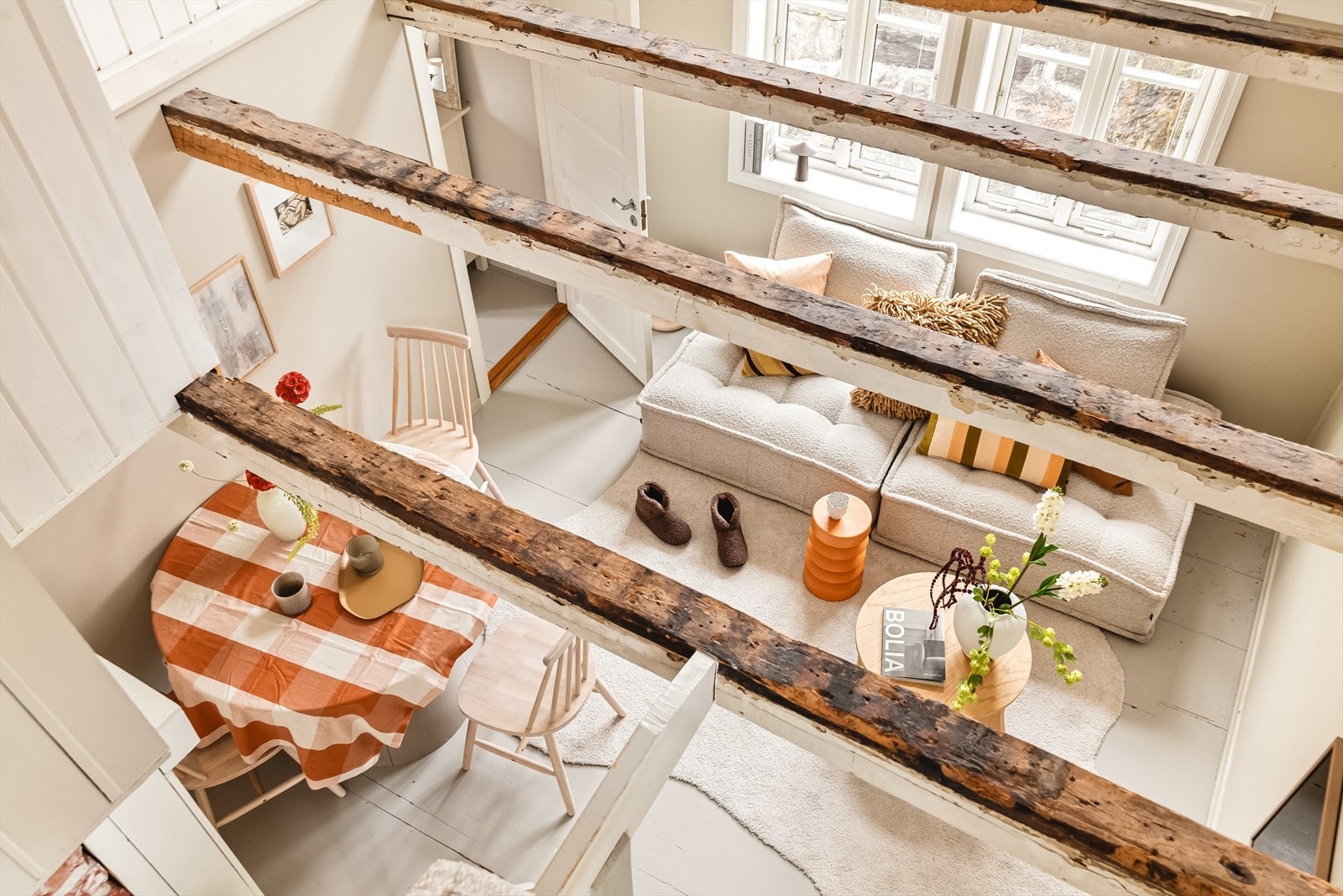 Stuen byr på god plass til både salong og spisebord Galleribilde