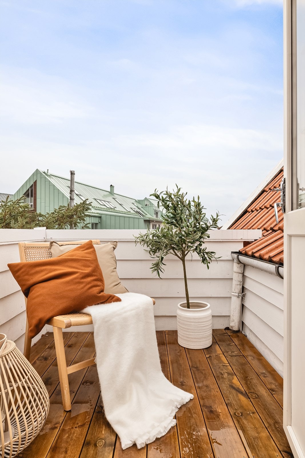 Med en trivelig og solrik takterrasse, samt en fin sjøutsikt Galleribilde