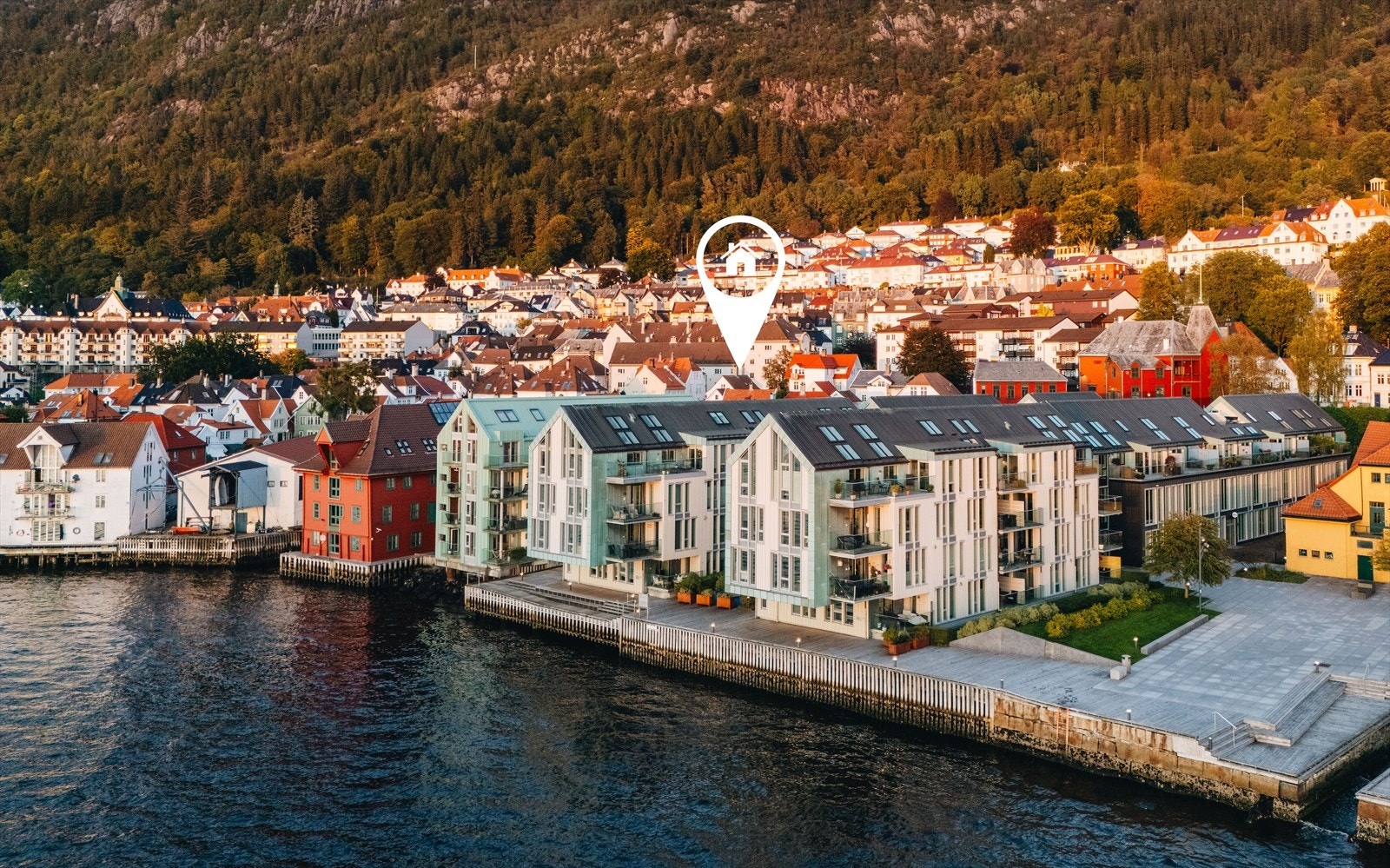 Fra boligen er det kort vei til sjøen i front og naturen i bakkant. Ca 15 minutters gange til Bryggen Galleribilde