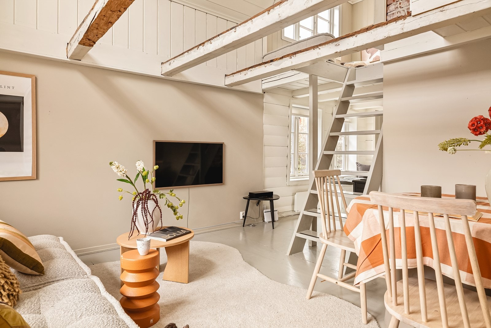 Boligen har en romslig takhøyde i stue med mye naturlig lysinnslipp fra flere sider Galleribilde